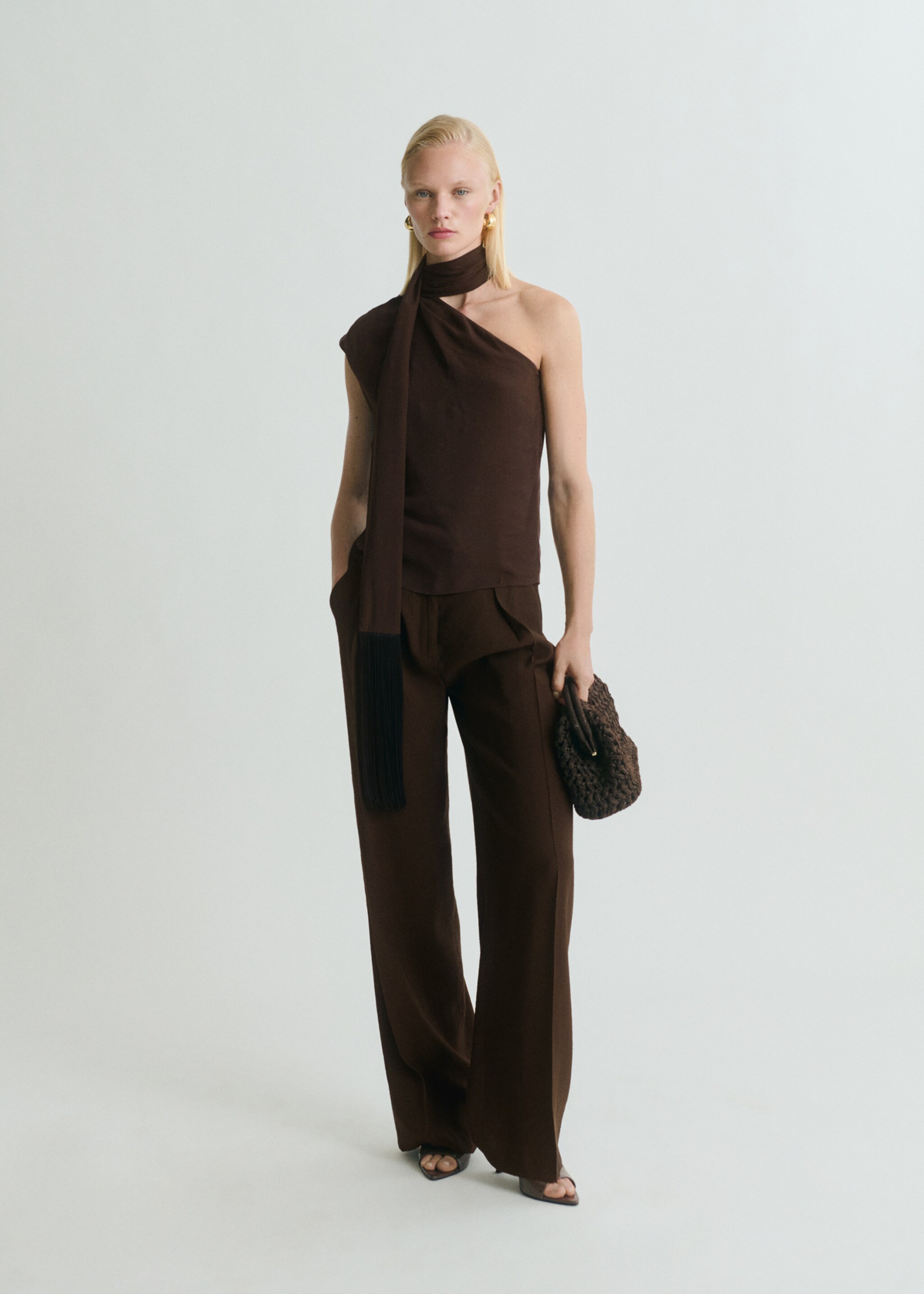 Blusa asimétrica fular detalle flecos - Plano general, Marrón. Ref: 87019070-00.