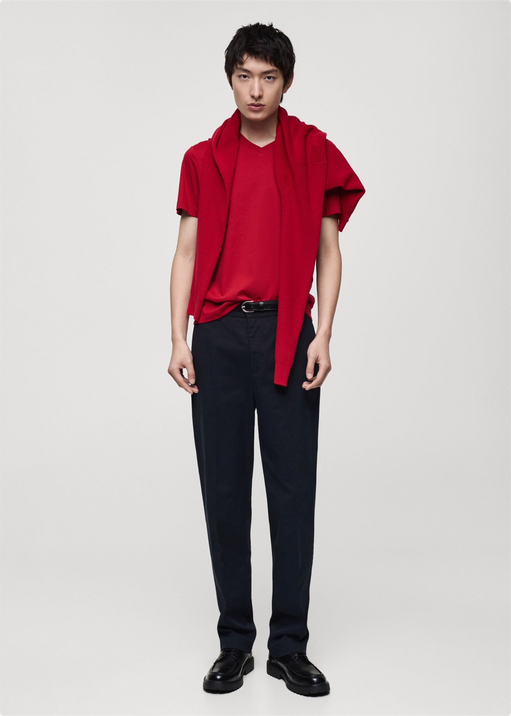 Slim-Fit-T-Shirt aus 100 % Baumwolle mit V-Ausschnitt - Allgemeine Ansicht, Rot. Ref: 87020251-00.