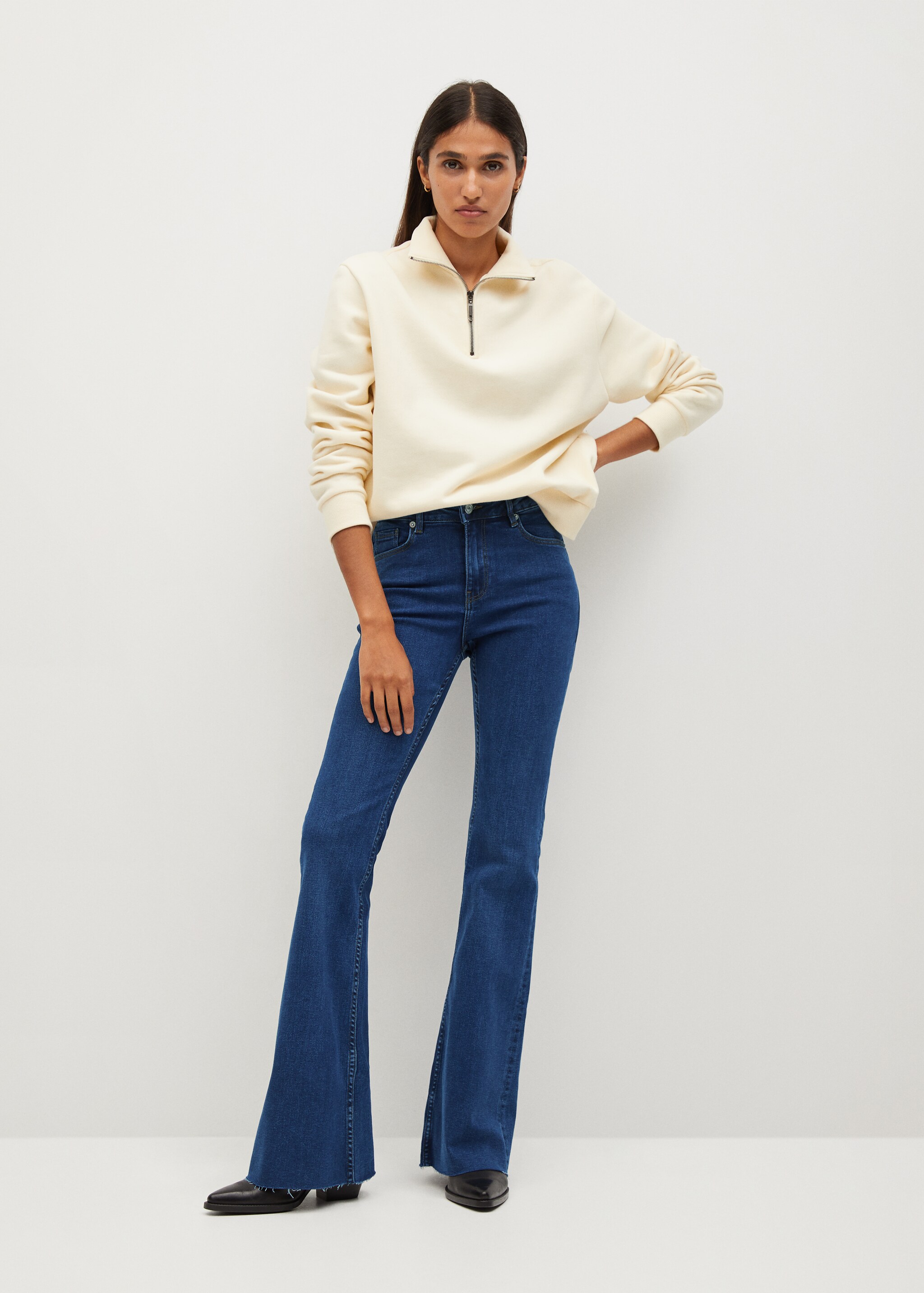 Jeans Flare tiro medio - Plano general