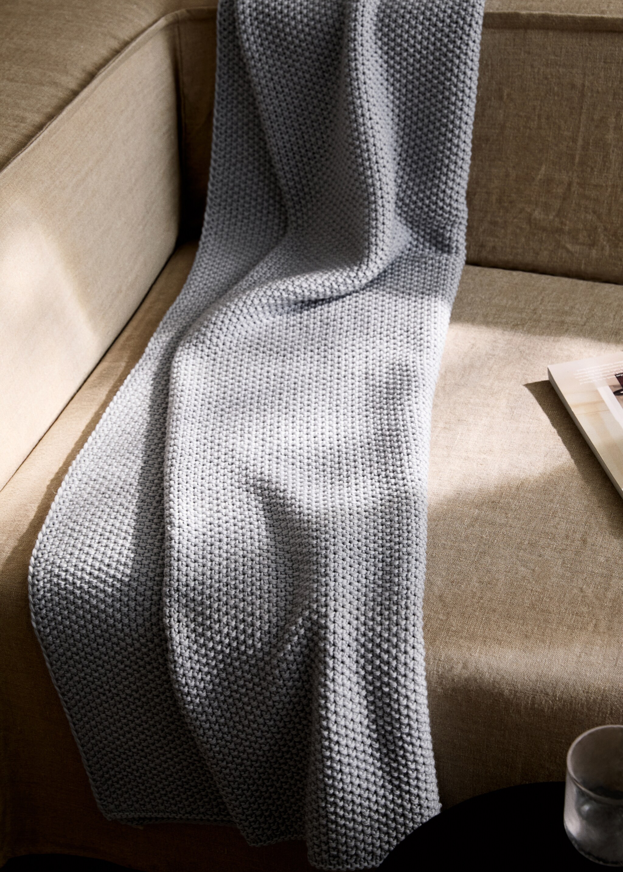 Knitted blanket with design - General plane, Light/Pastel Grey. Ref: 87022898-00.