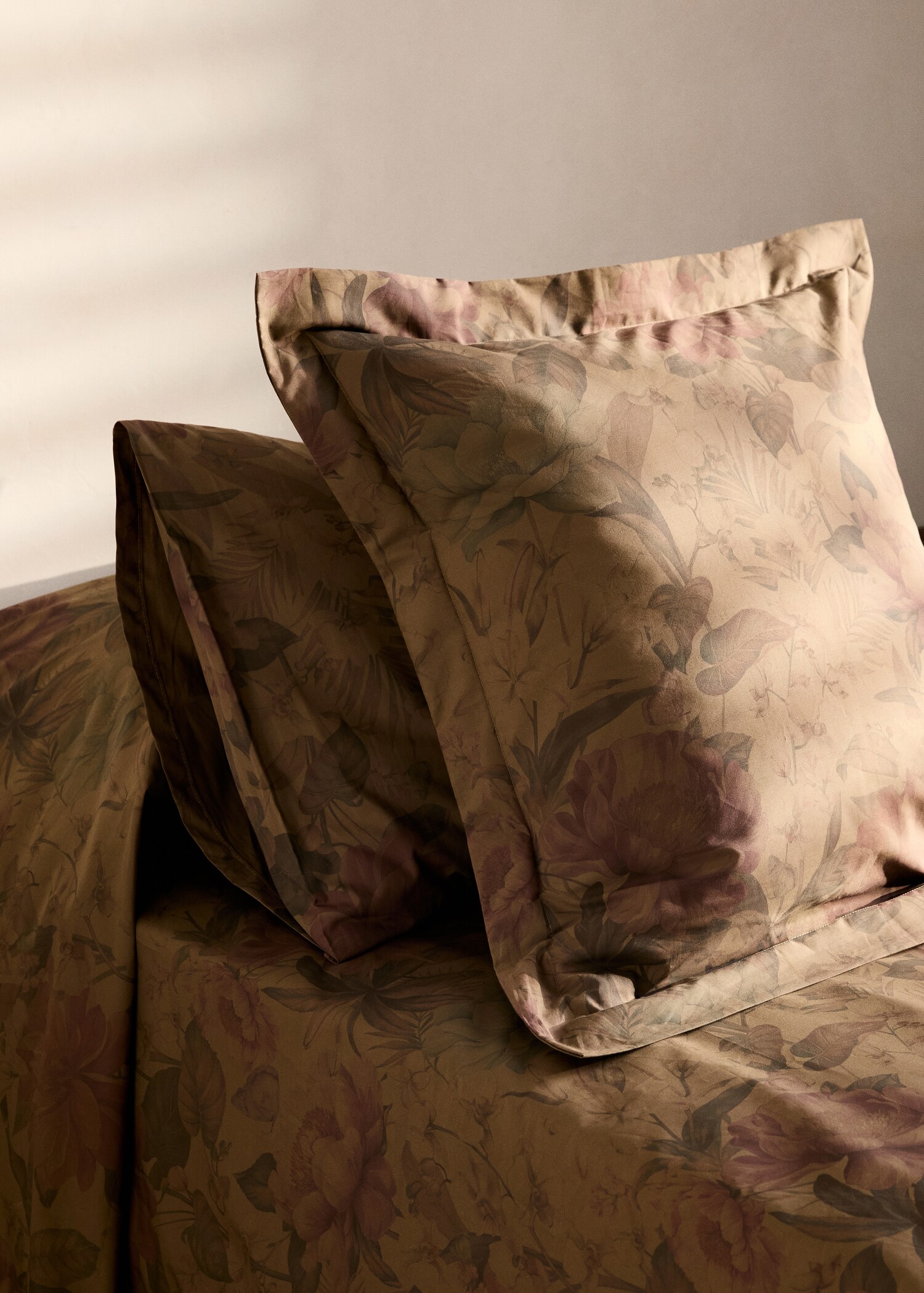 Two cotton percale multi-coloured floral-print pillowcases 50x75 cm - General plane