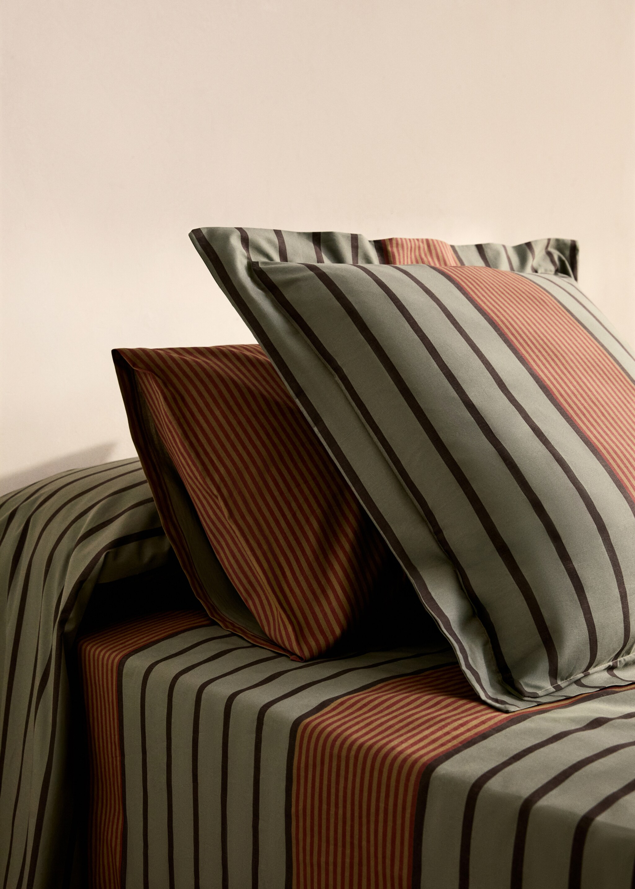 Two cotton percale multi-striped pillowcases 50x75 cm - General plane, Khaki. Ref: 87022938-00.