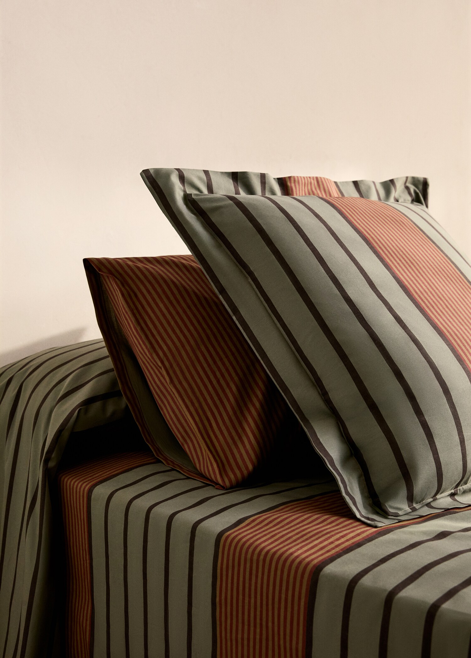 Two cotton percale multi-striped pillowcases 50x75 cm - General plane