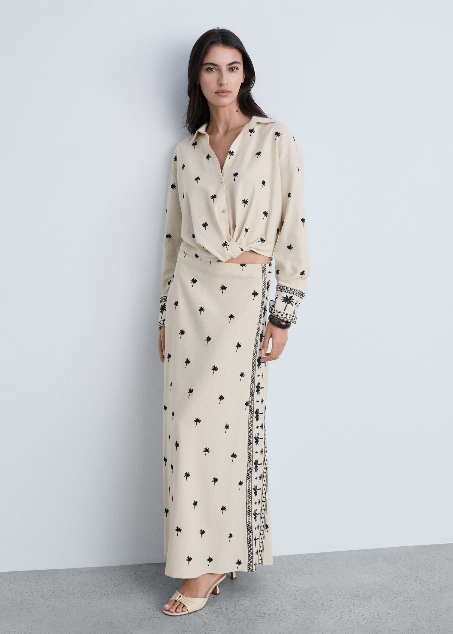 Falda evasé bordada - Plano general