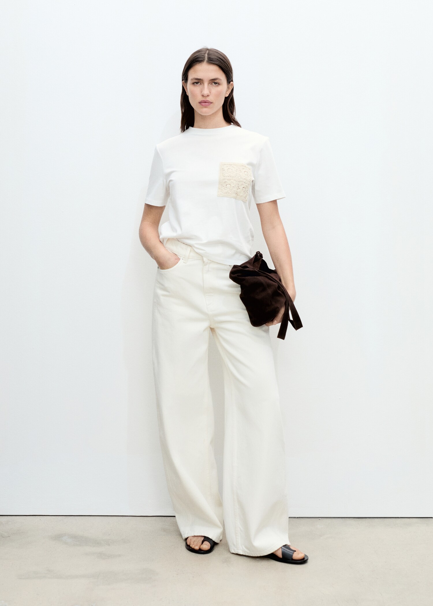 Short-sleeved t-shirt with crochet pocket - General plane