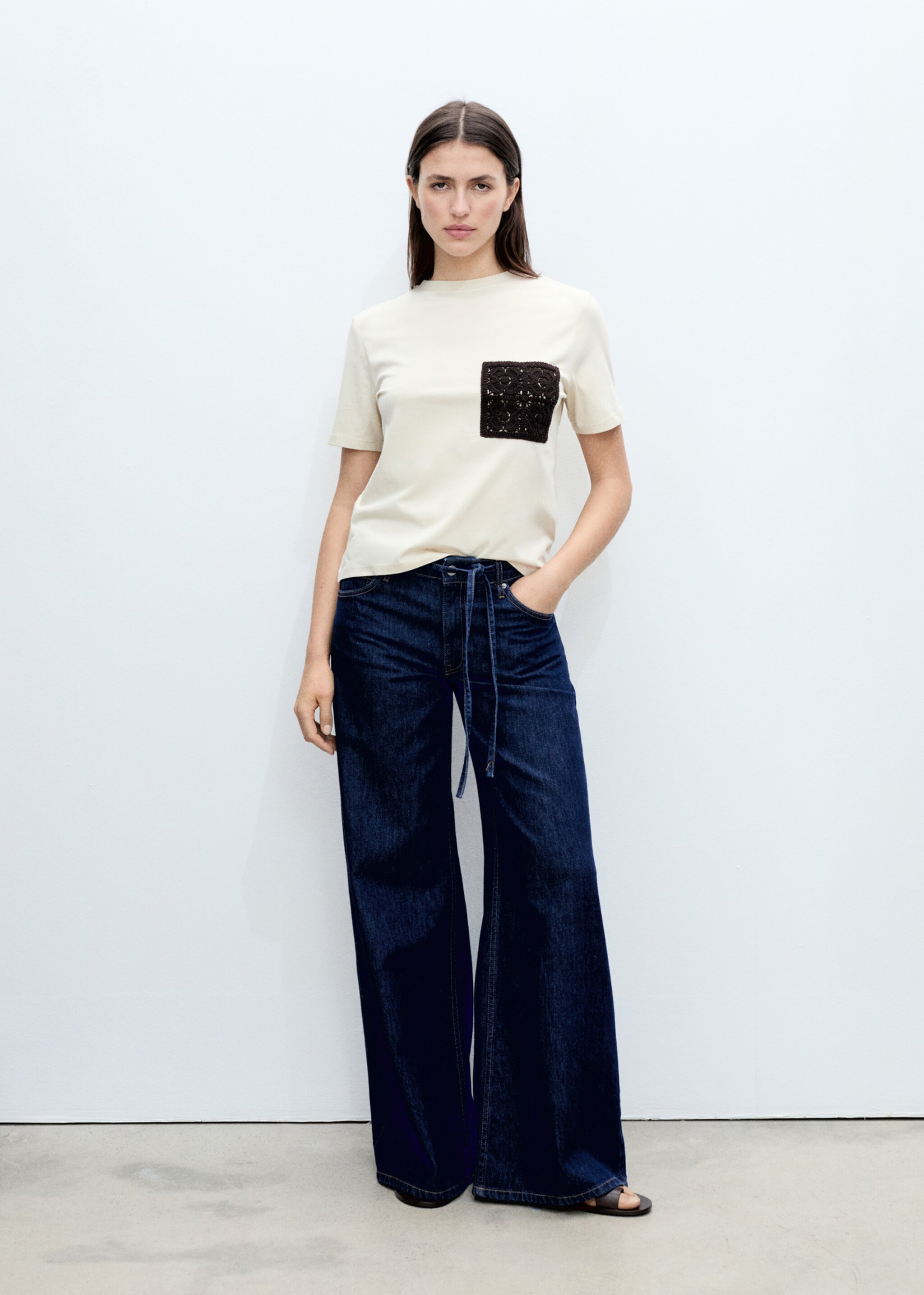 Κοντομάνικη μπλούζα με τσέπη κροσέ - Γενικό πλάνο, Μπεζ . Ref: 87025762-00.