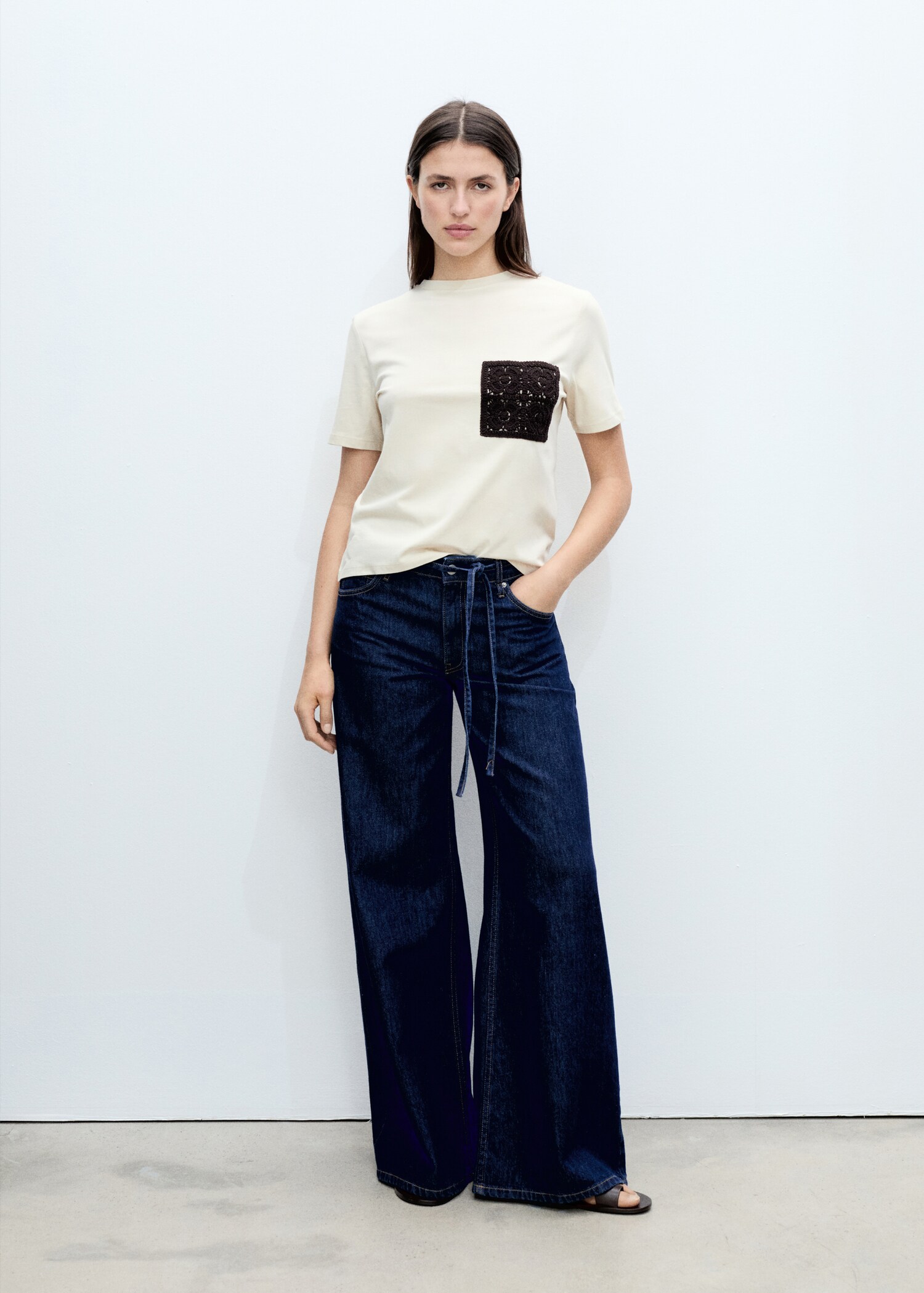 Short-sleeved t-shirt with crochet pocket - General plane