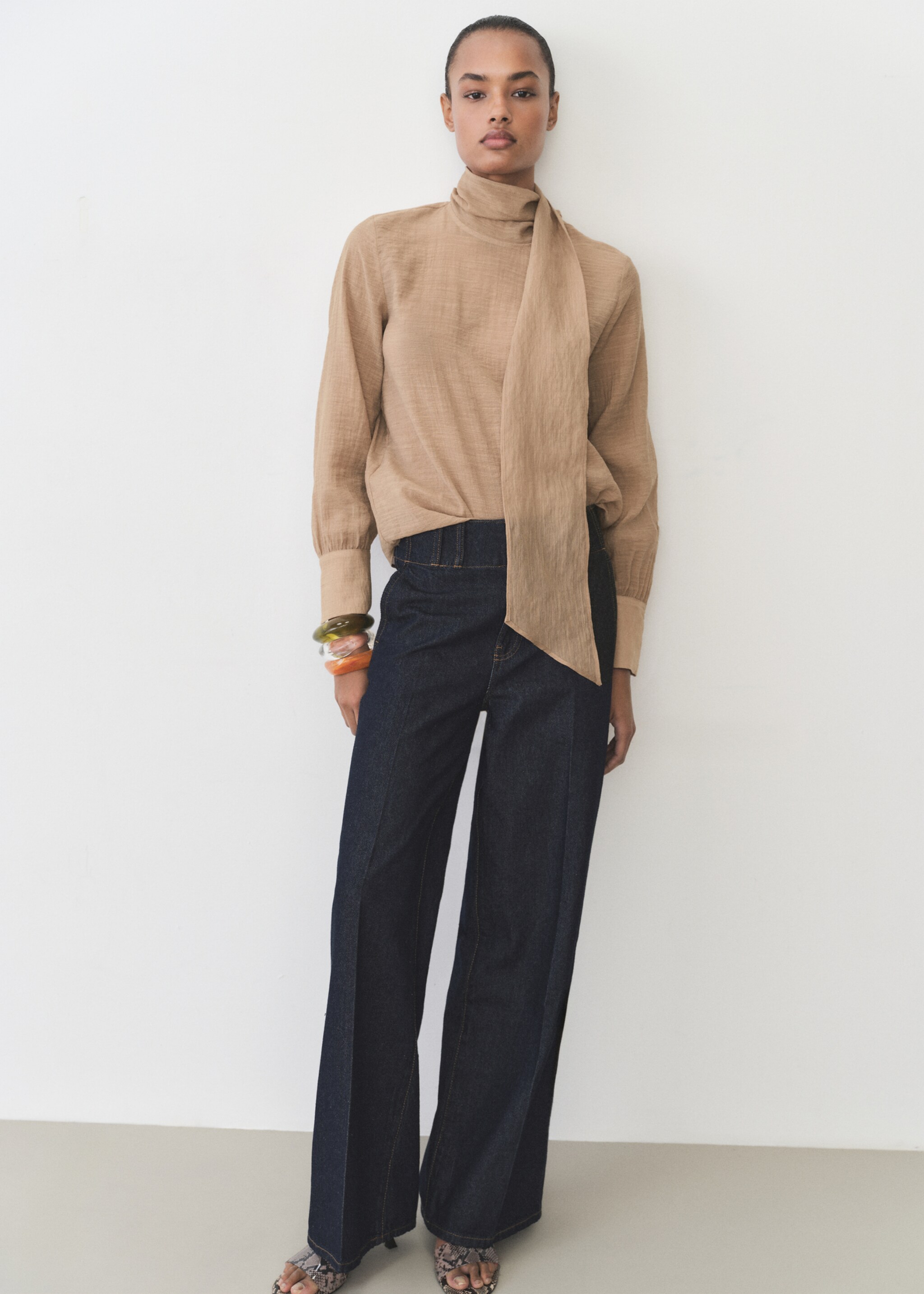 Bluzka z teksturą i szalikiem - Plan ogólny, Brązowy. Ref: 87025766-00.