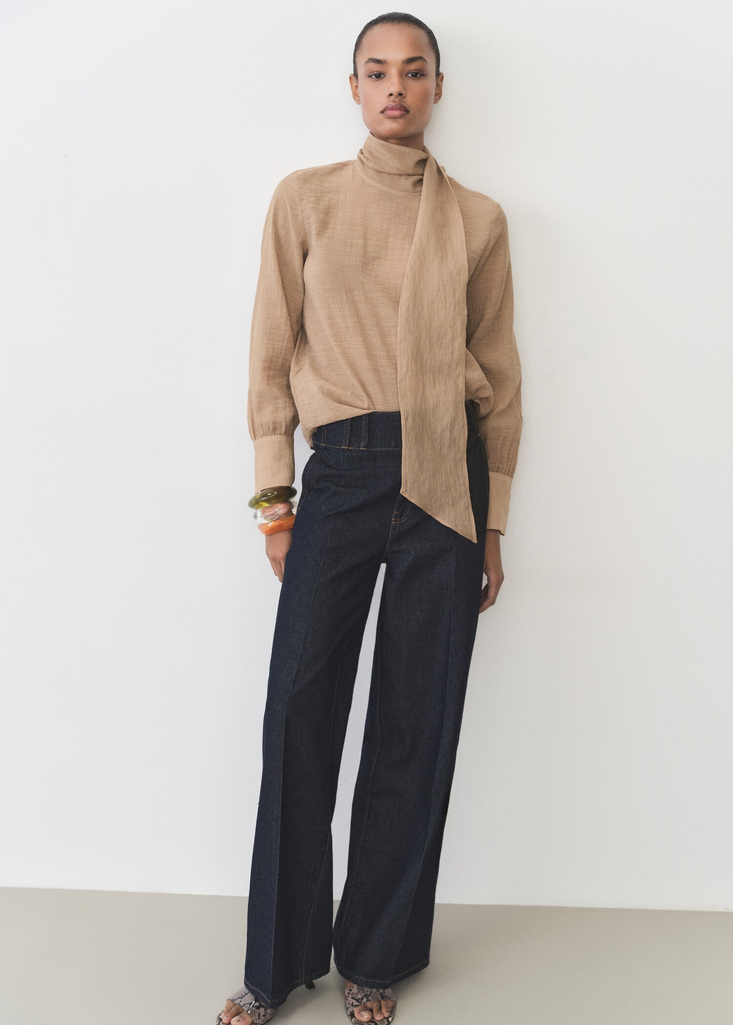 Bluzka z teksturą i szalikiem - Plan ogólny