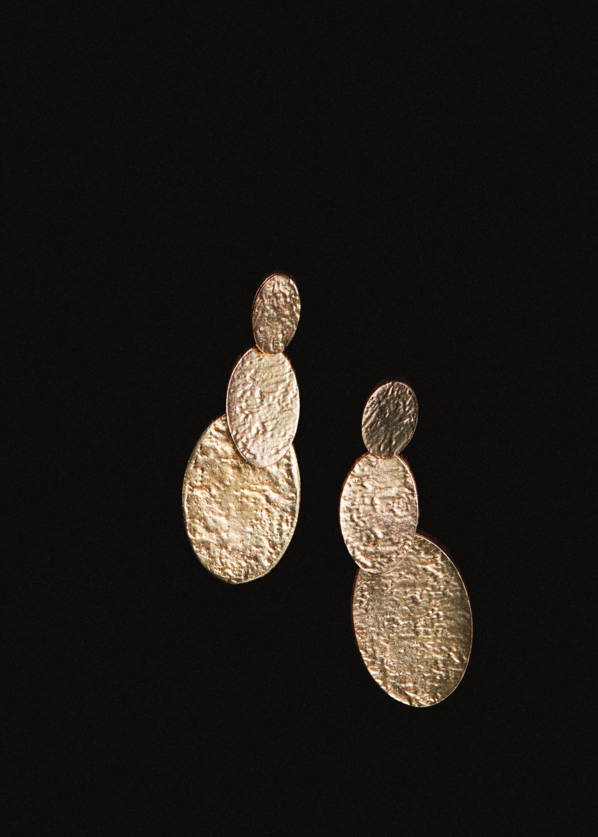 Lange Ohrringe mit Textur - Allgemeine Ansicht, Gold. Ref: 87025957-00.