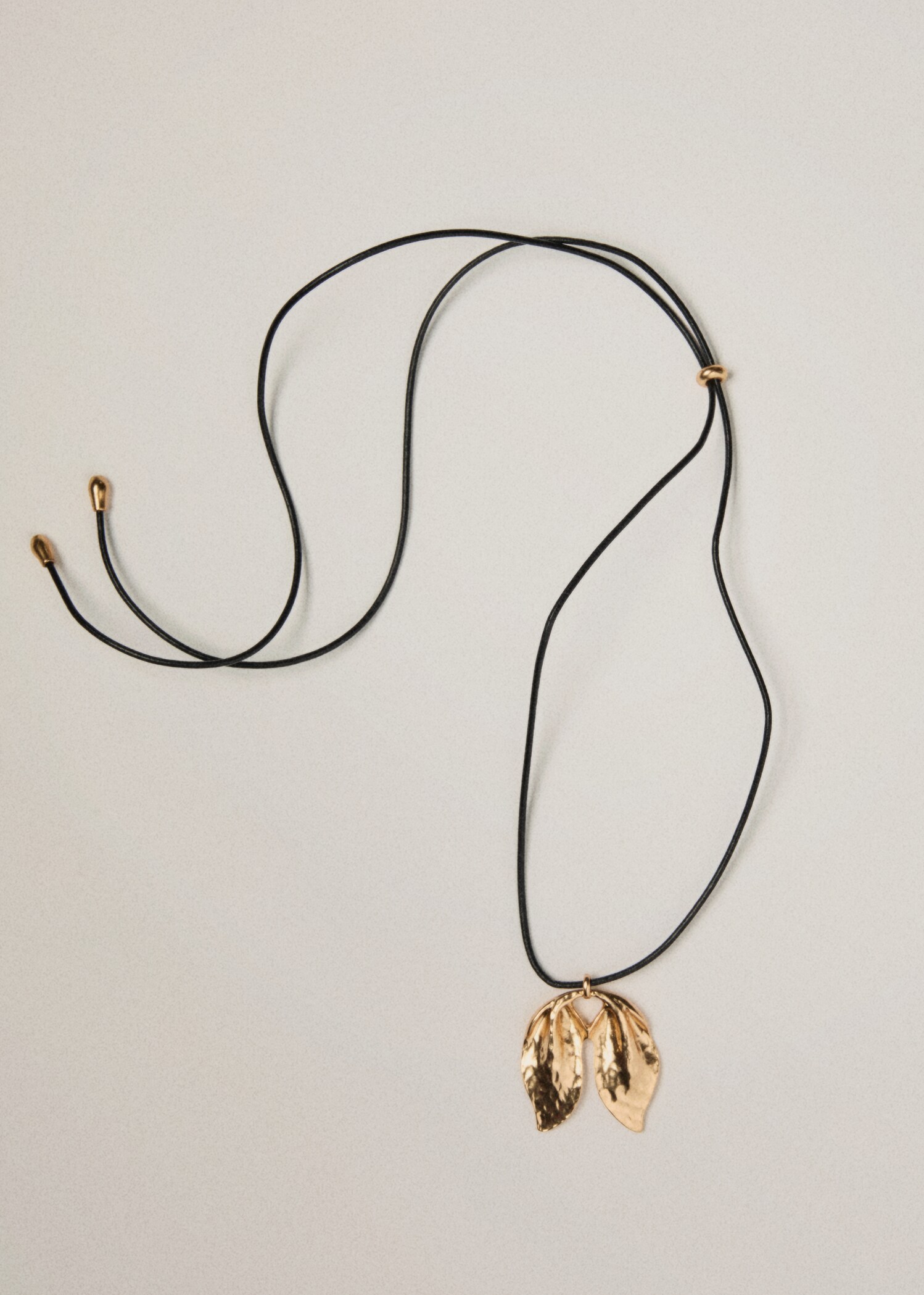Textured-leaves pendant necklace - General plane