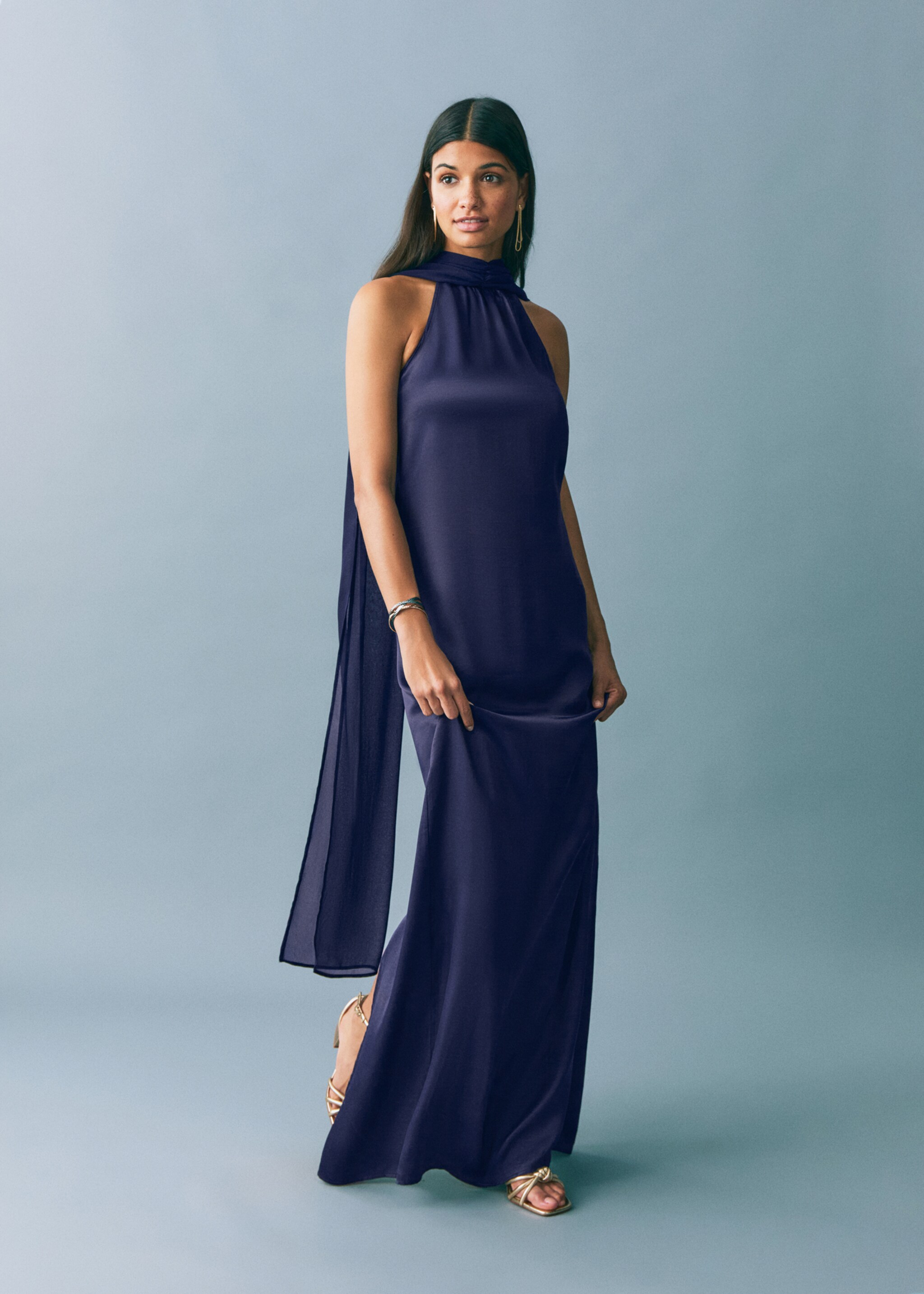 Vestido acetinado com gola halter - Plano geral, Azul-noite. Ref: 87026365-00.