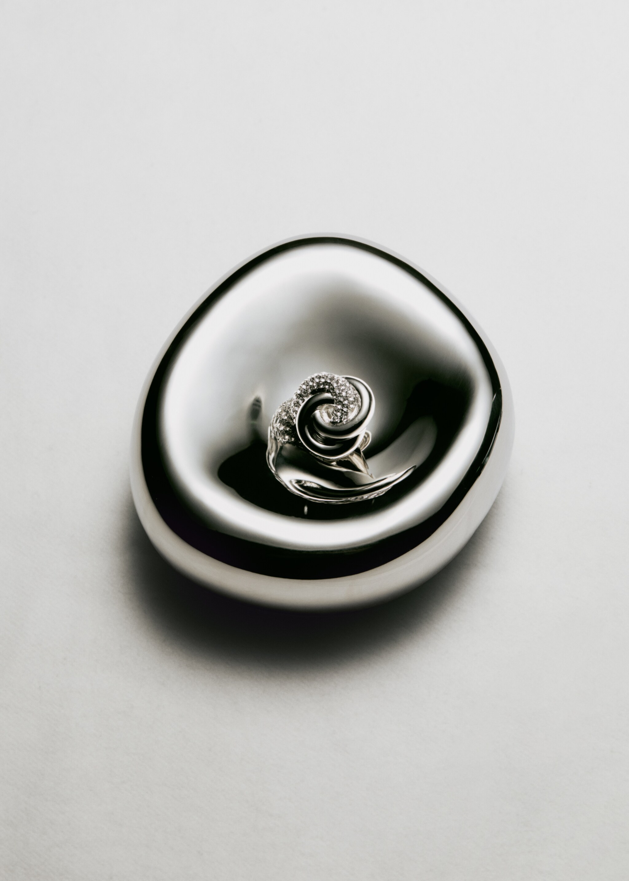 Σκουλαρίκια μπλεγμένοι κρίκοι κρύσταλλα - Γενικό πλάνο, Ασημί. Ref: 87030373-00.