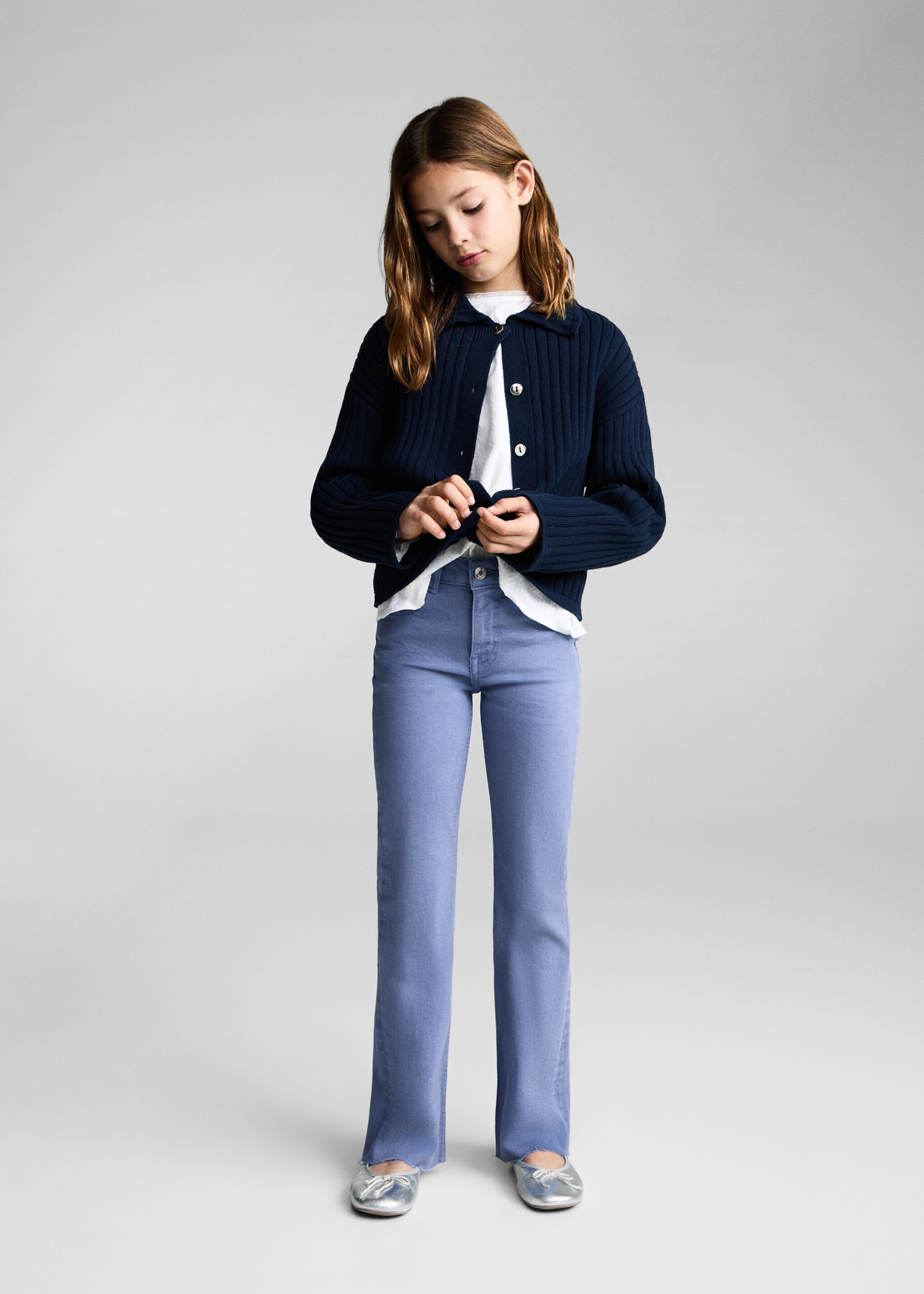 Utsvängda jeans med fransad fåll - Allmän bild, Bläckblå. Ref: 87030425-00.