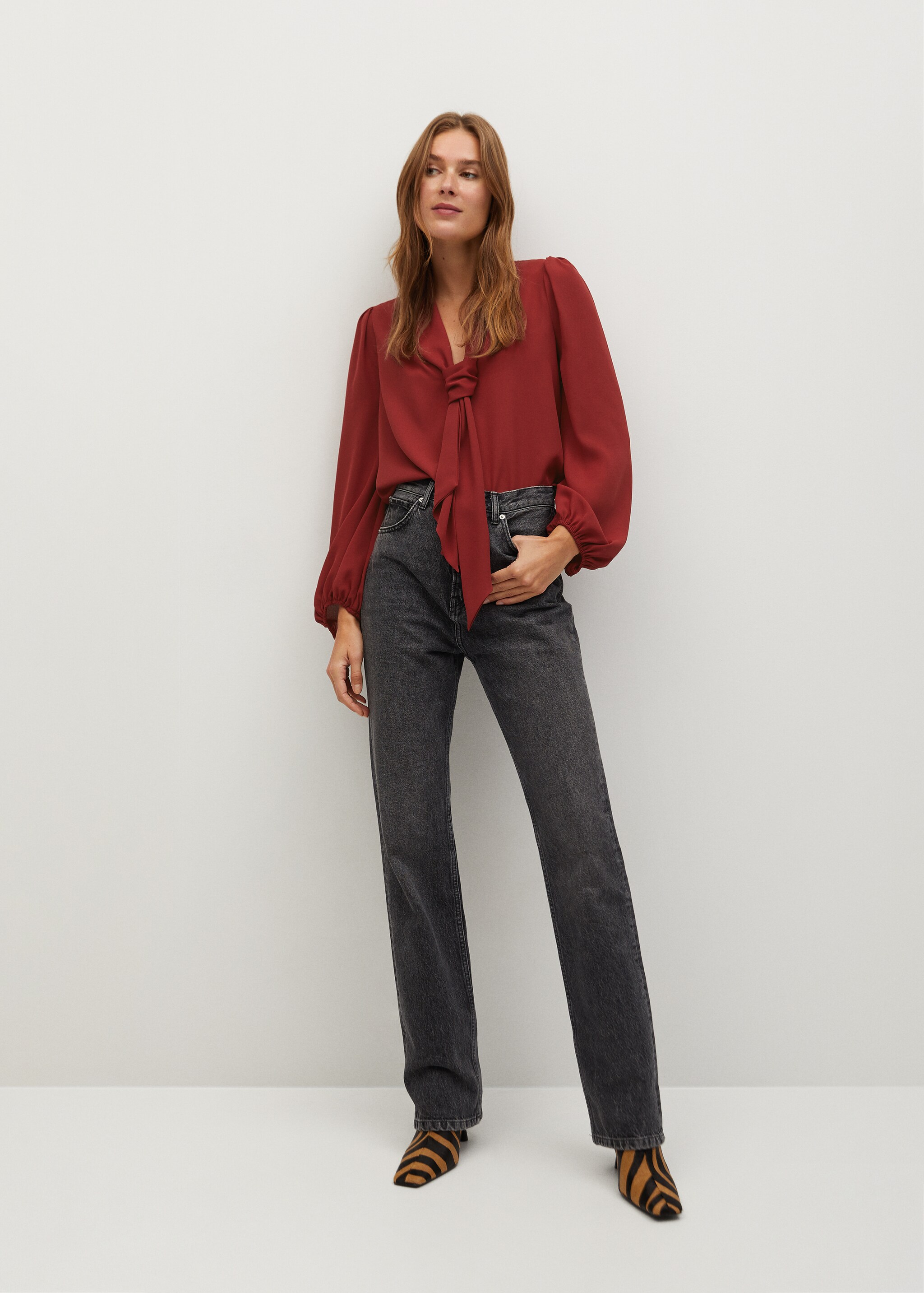 Blusa fluida nudo - Plano general