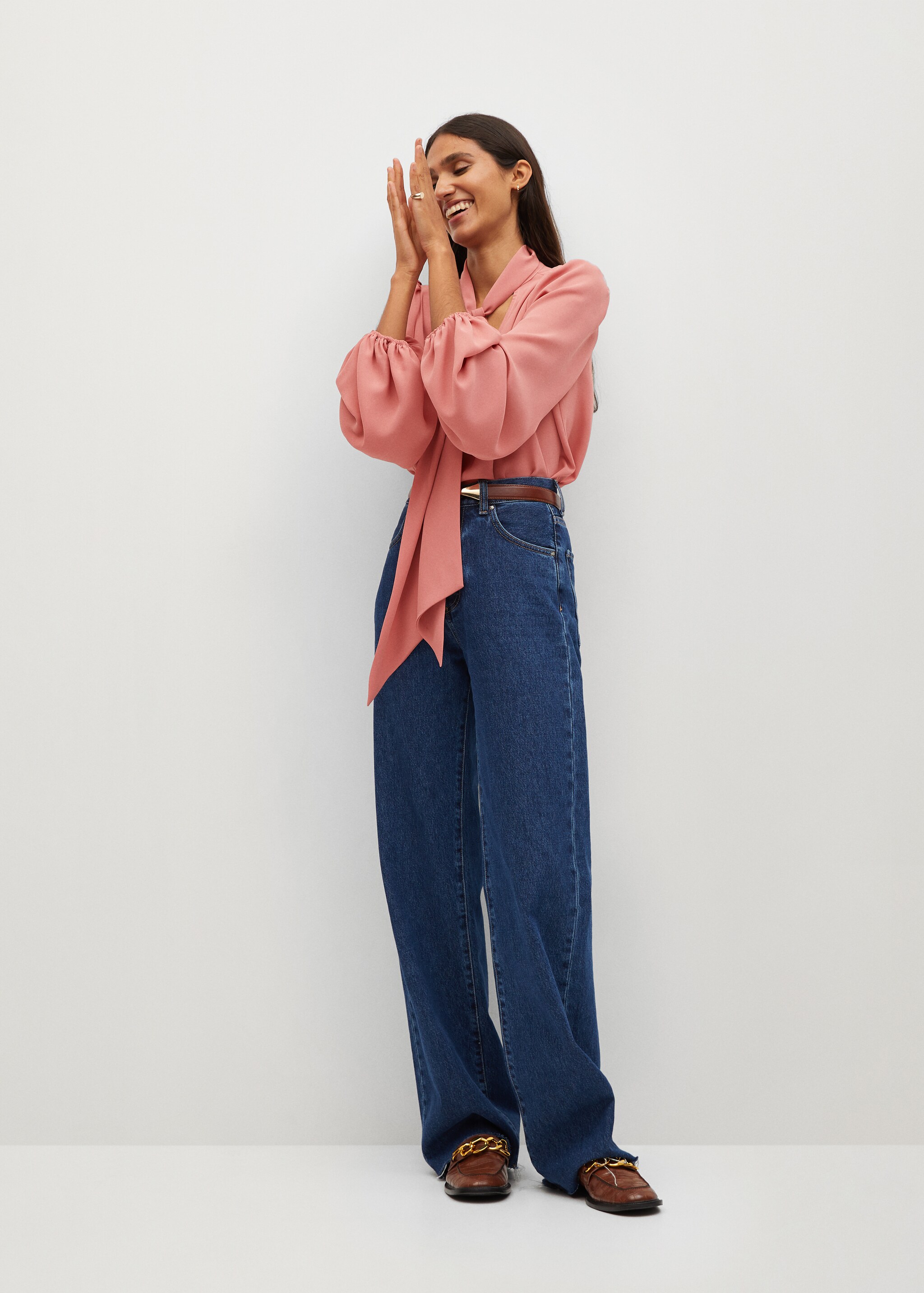 Blusa fluida nudo - Plano general