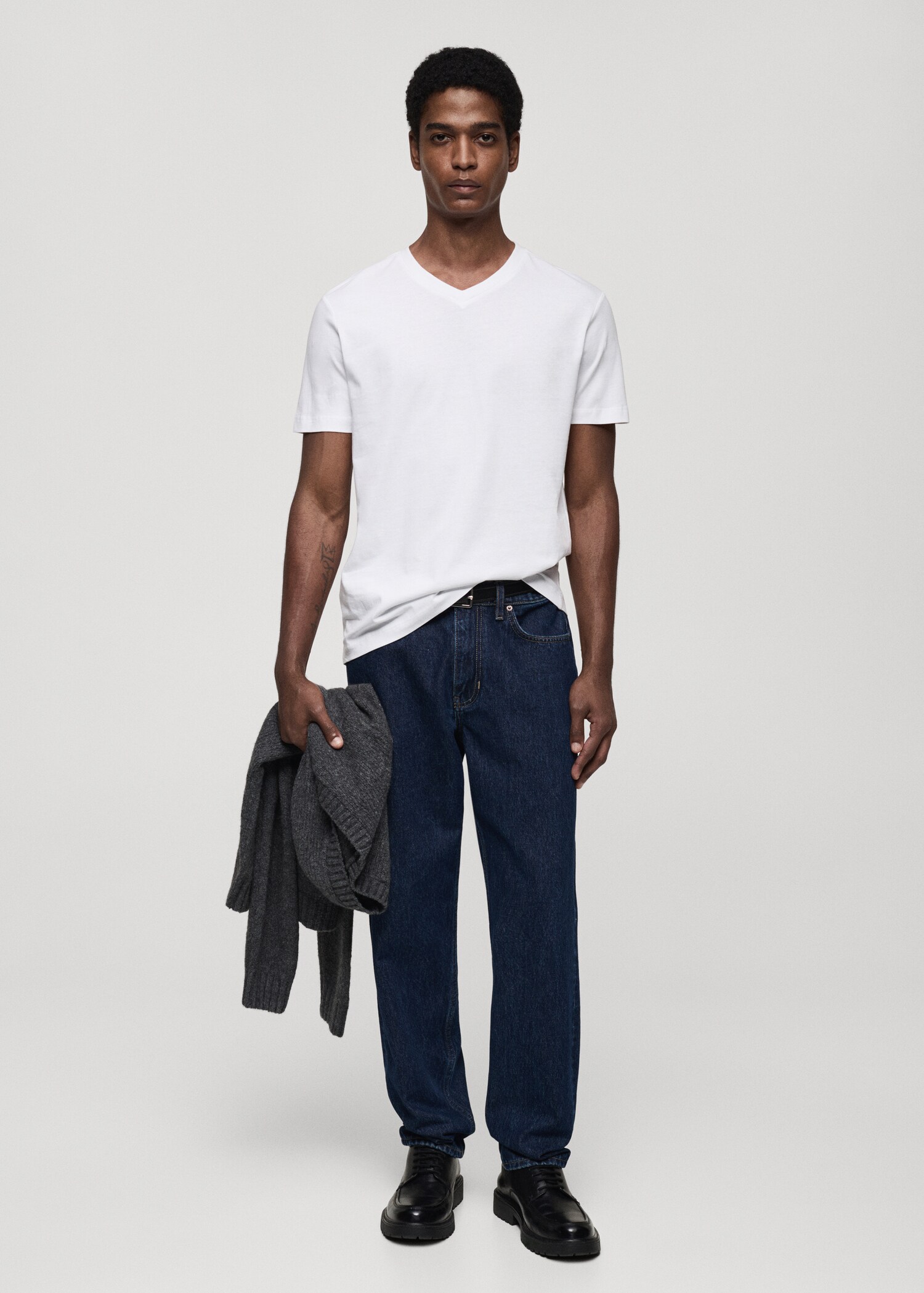 100% cotton slim-fit V-neck t-shirt - General plane