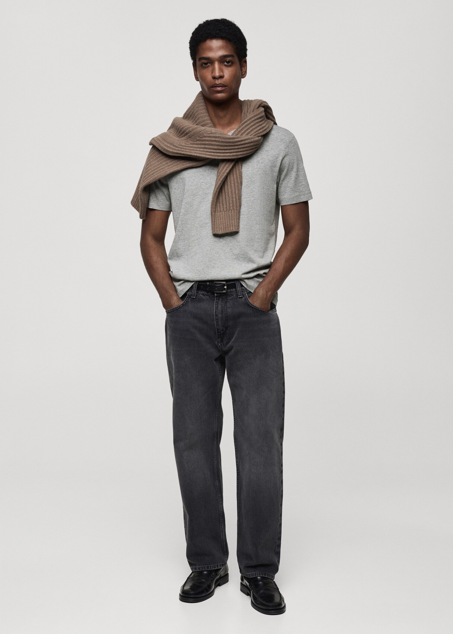 100% cotton slim-fit V-neck t-shirt - General plane