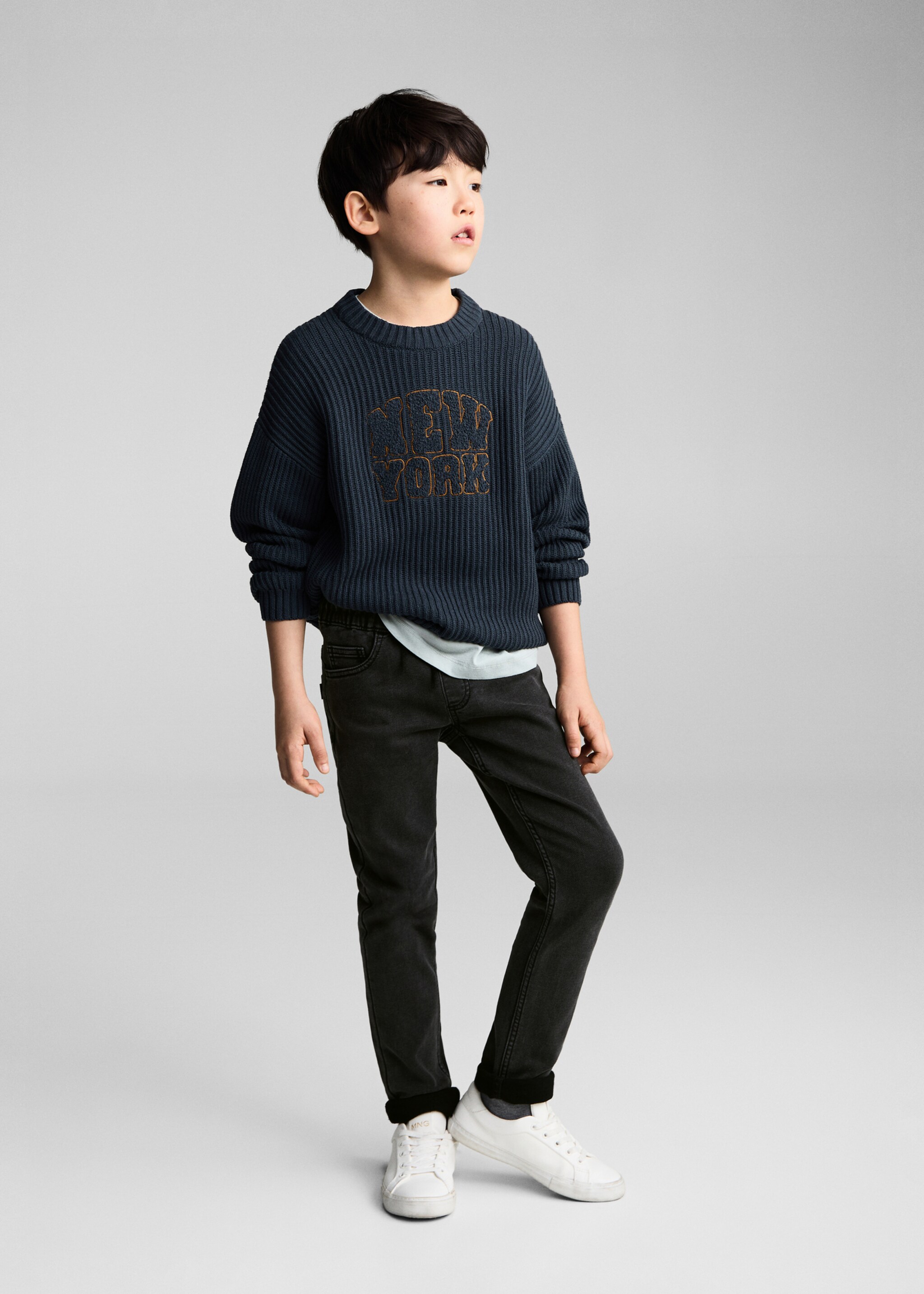 Dżinsy z elastycznym pasem - Plan ogólny, Black denim. Ref: 87030622-00.