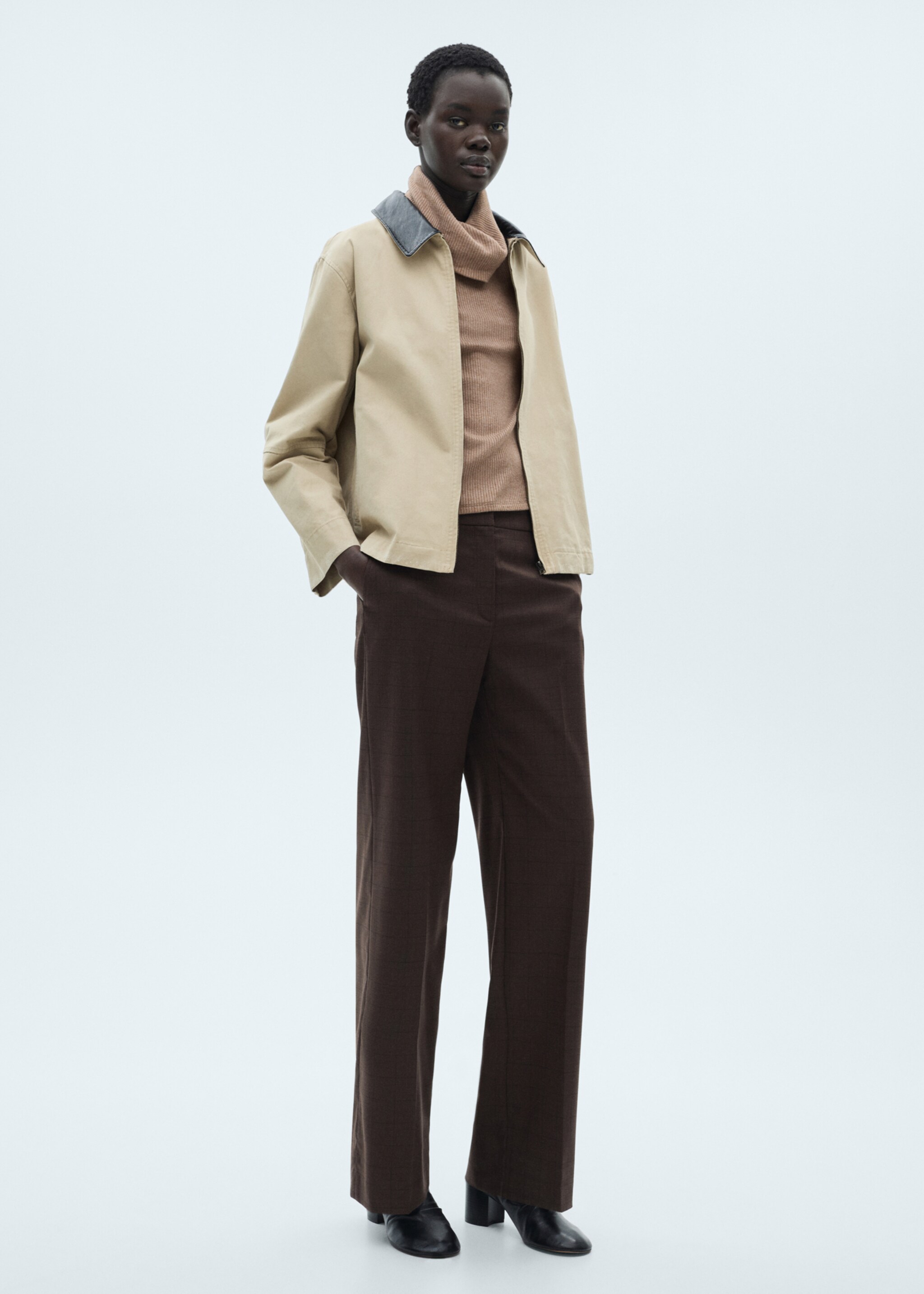 Samarreta canalé coll girat - Pla general, Marró. Ref: 87030639-00.