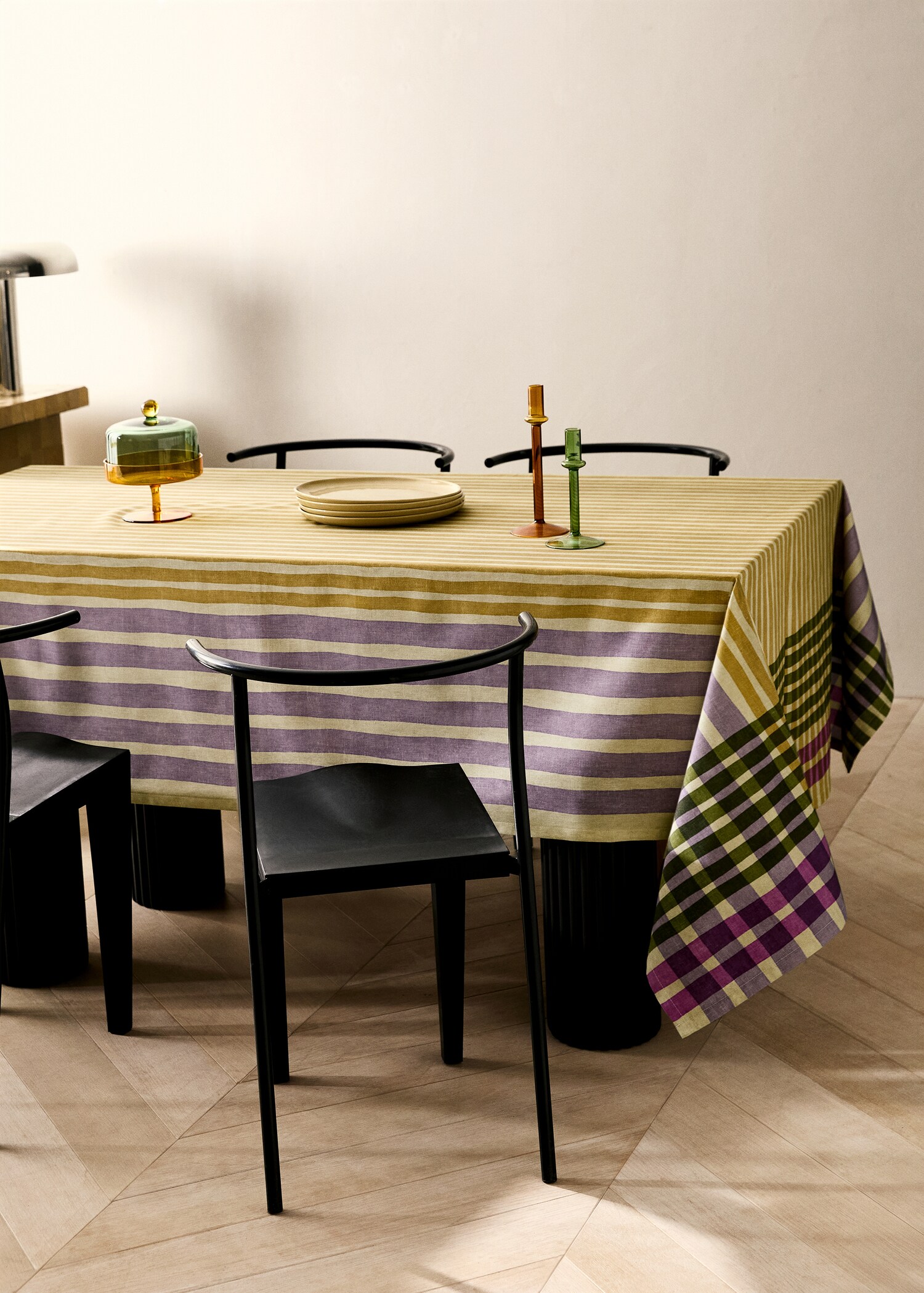 Multi-coloured printed cotton tablecloth for 6 to 8 diners - General plane