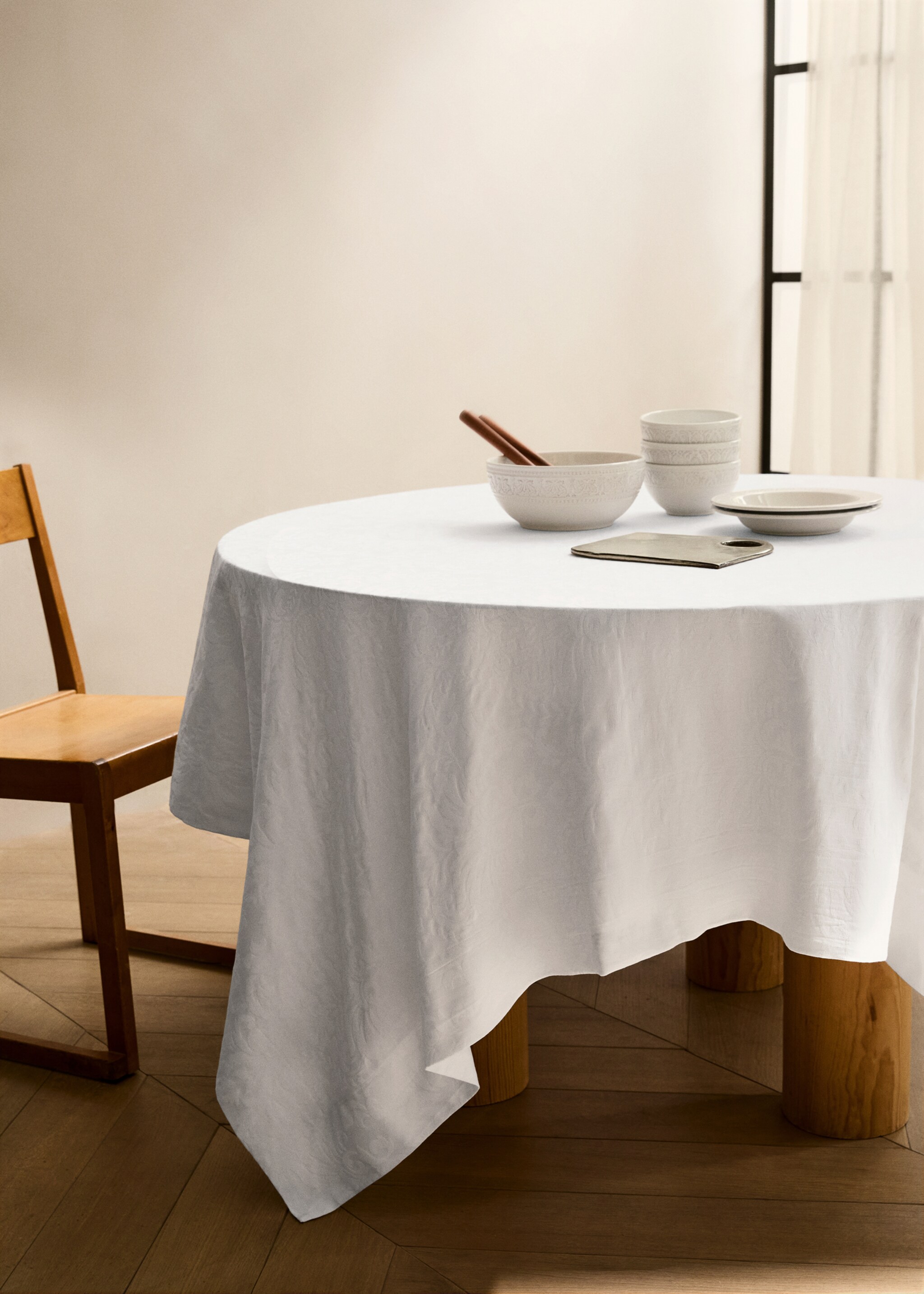 Round cotton jacquard floral tablecloth for 4 to 6 diners - General plane, White. Ref: 87032959-00.