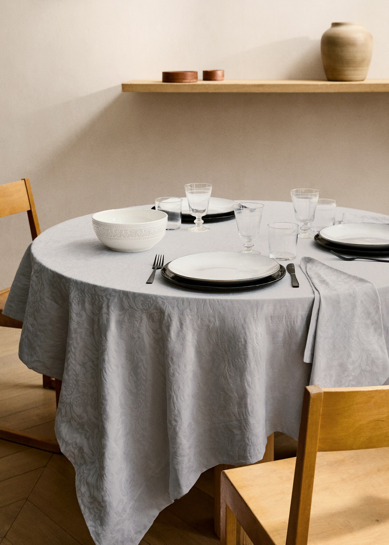 Round cotton jacquard floral tablecloth for 4 to 6 diners - General plane