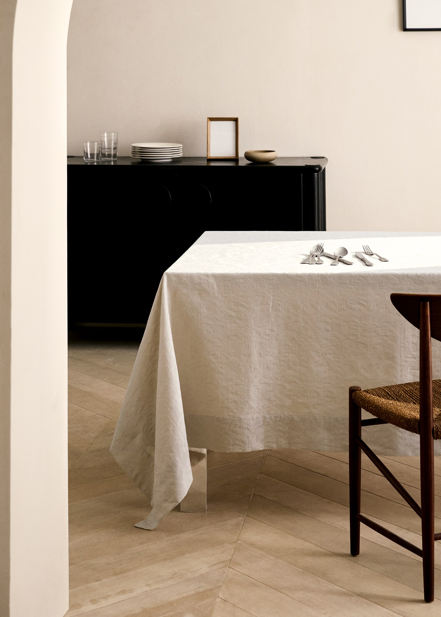 Floral jacquard cotton tablecloth for 6 to 8 guests - General plane