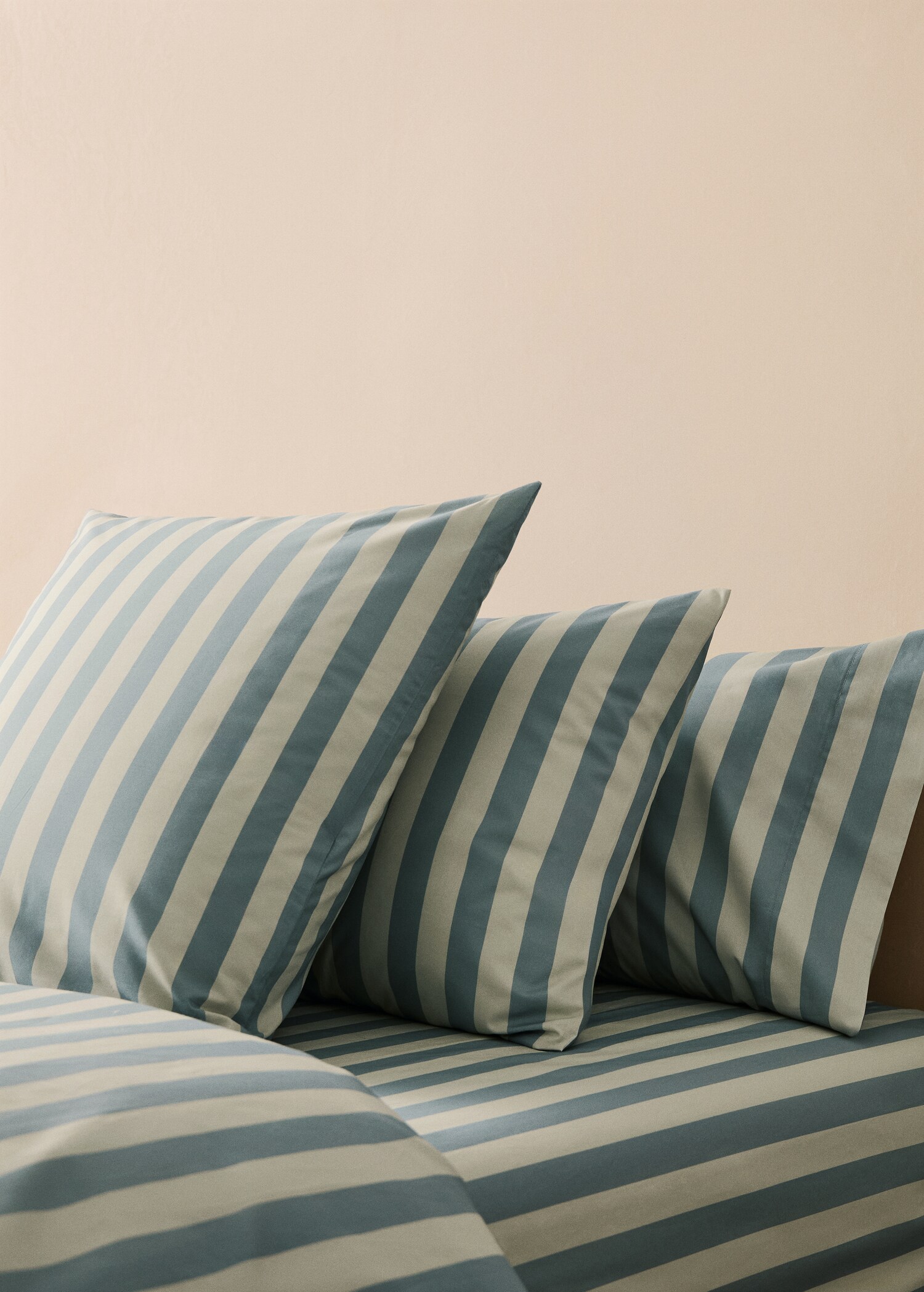 Παιδική μαξιλαροθήκη από βαμβακερό περκάλι με χοντρές ρίγες 60x60 εκ - Γενικό πλάνο