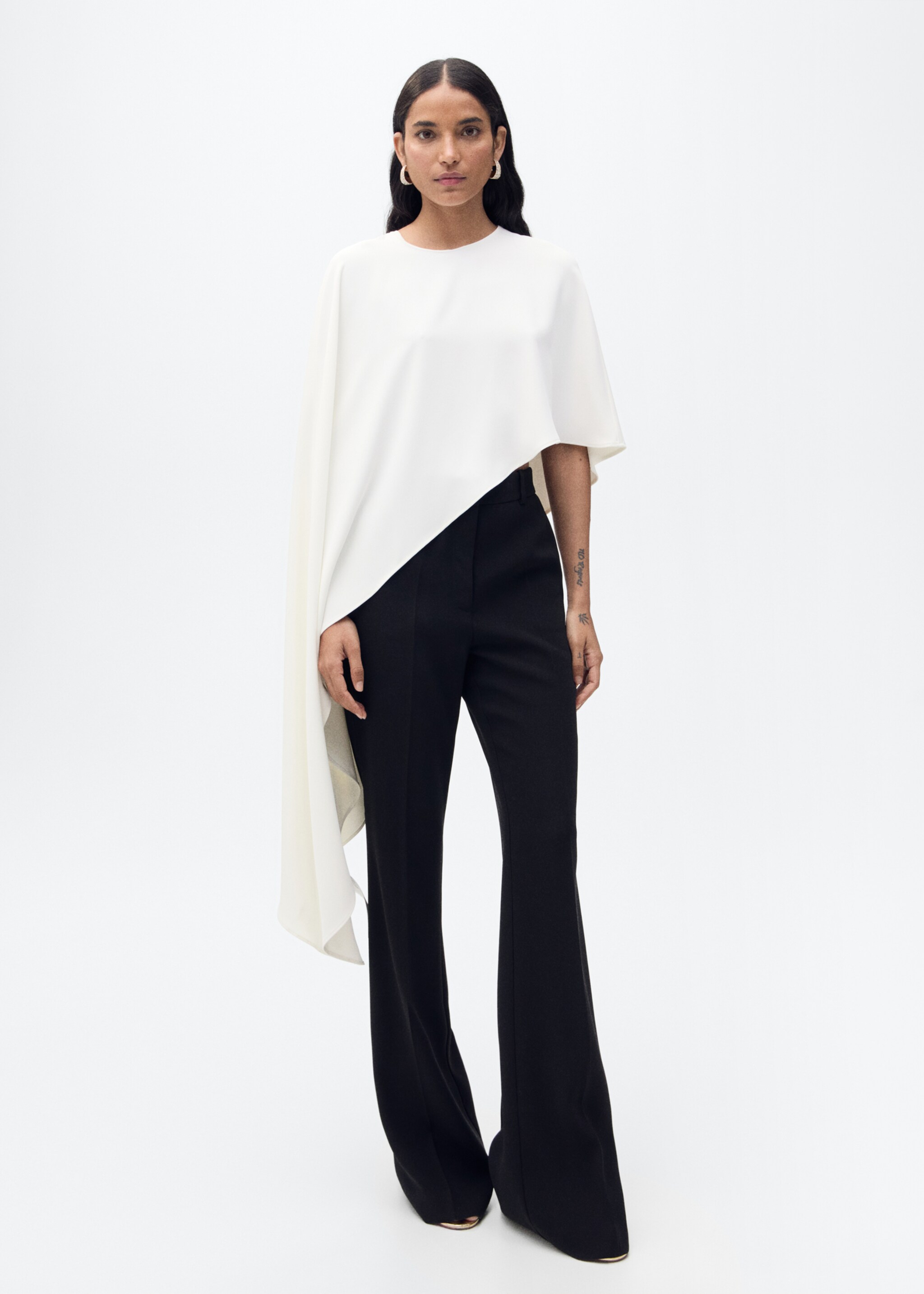 Asymmetrical round-neck cape - General plane, White. Ref: 87035725-00.