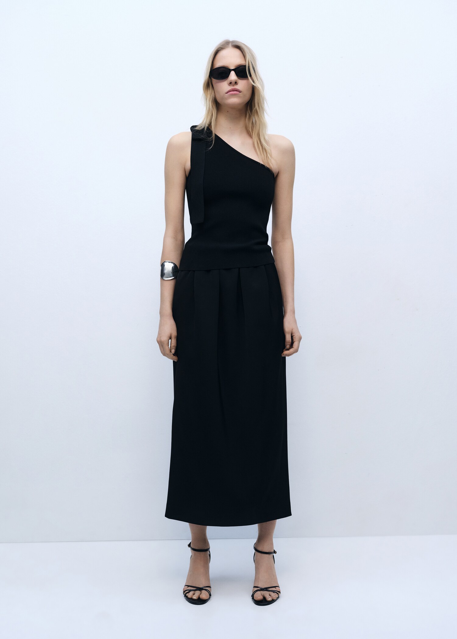 Asymmetrisk stickad topp med rosett - Allmän bild