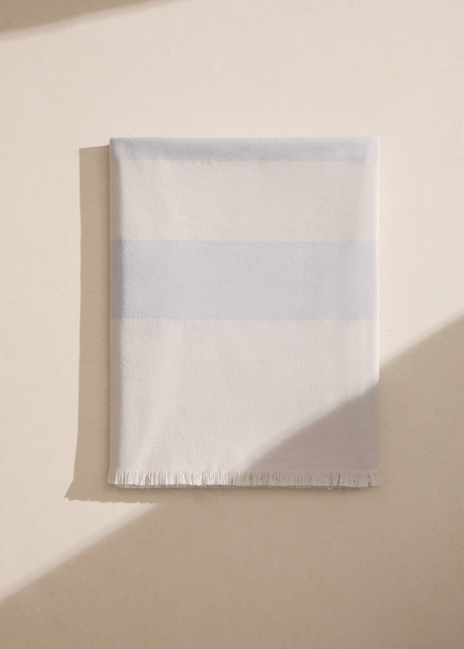 Cotton beach towel with stripes and fringed trim - General plane
