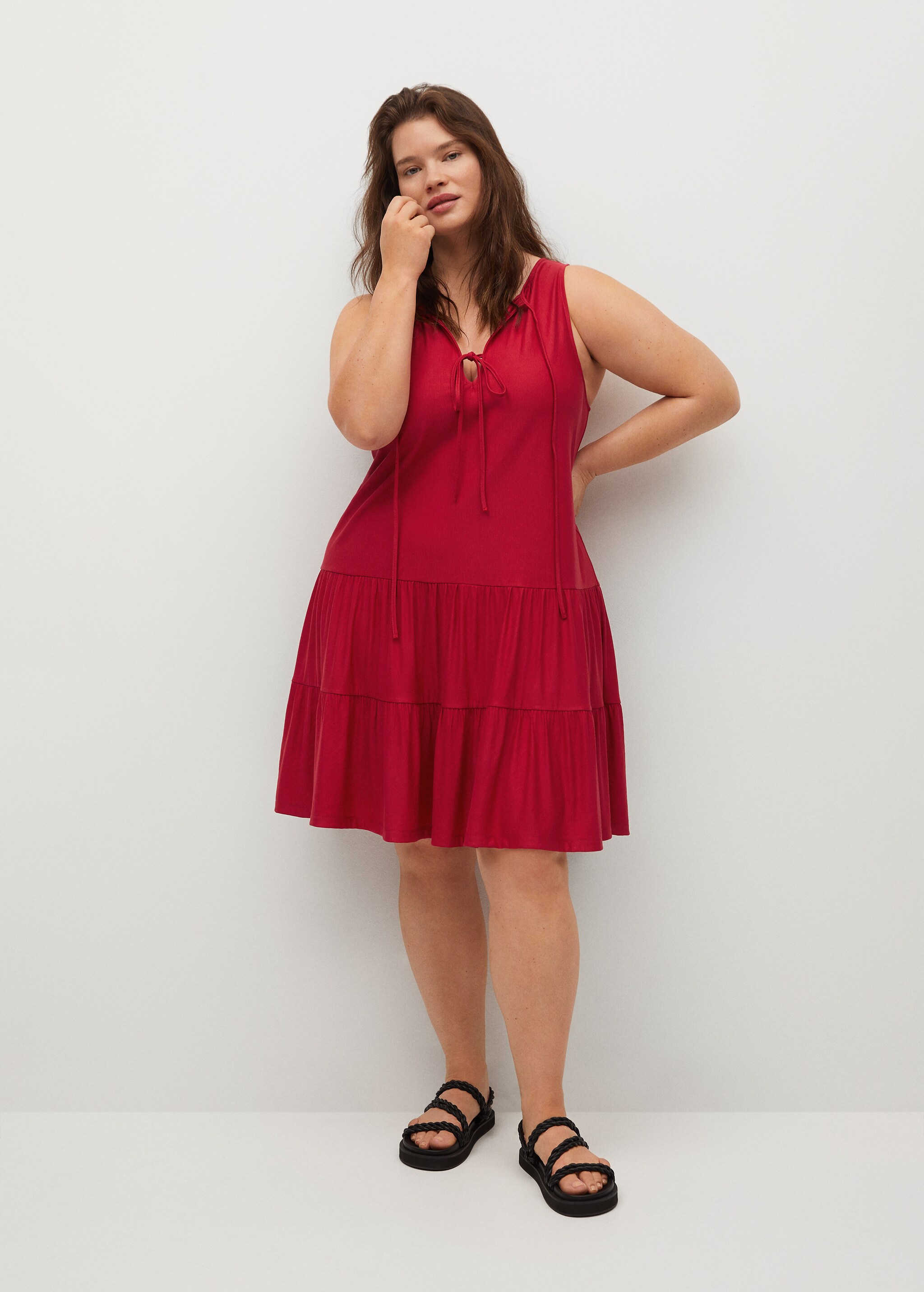 Vestido escote lazos - Plano general