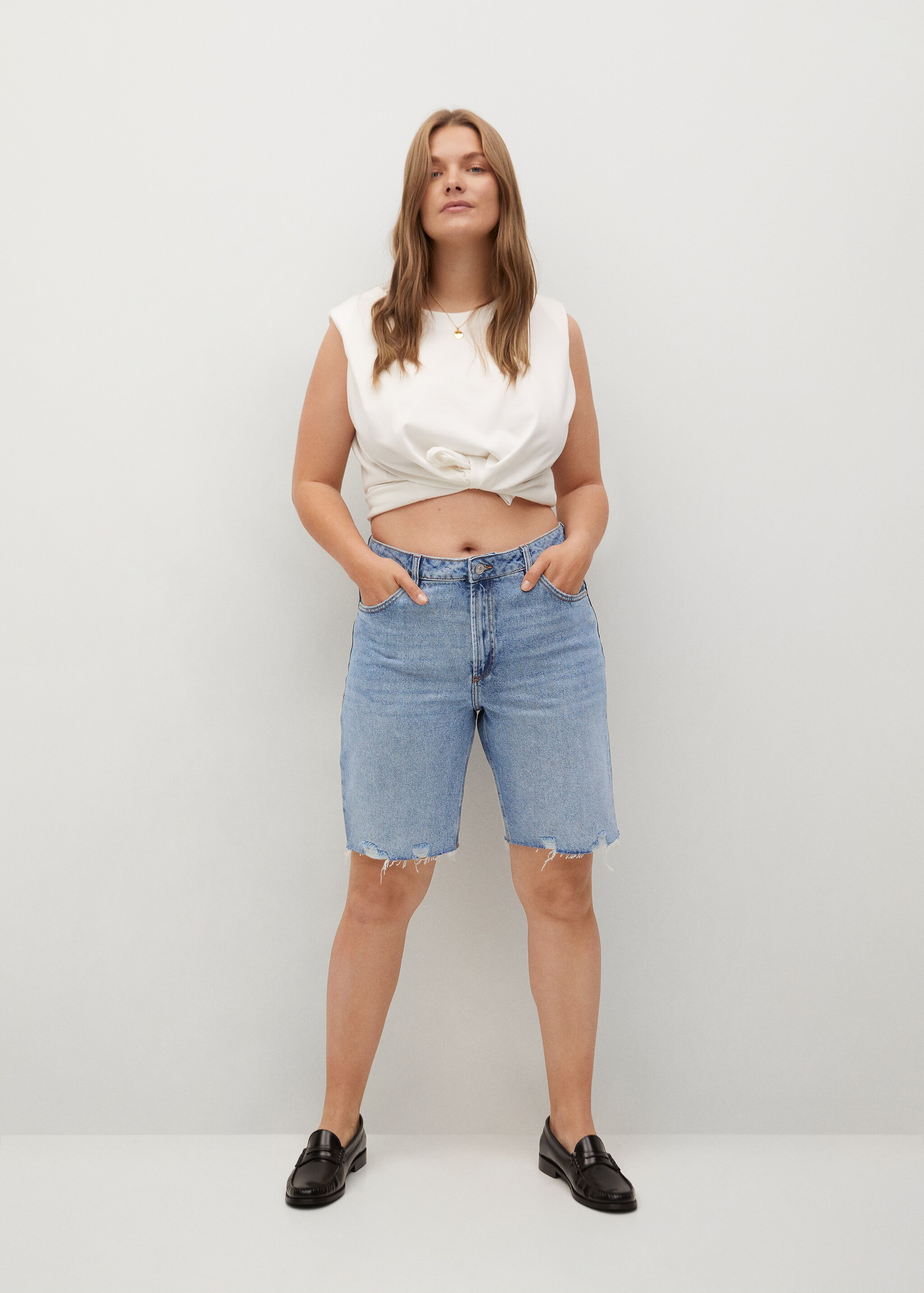 Bermudas vaqueras bajo deshilachado - Plano general