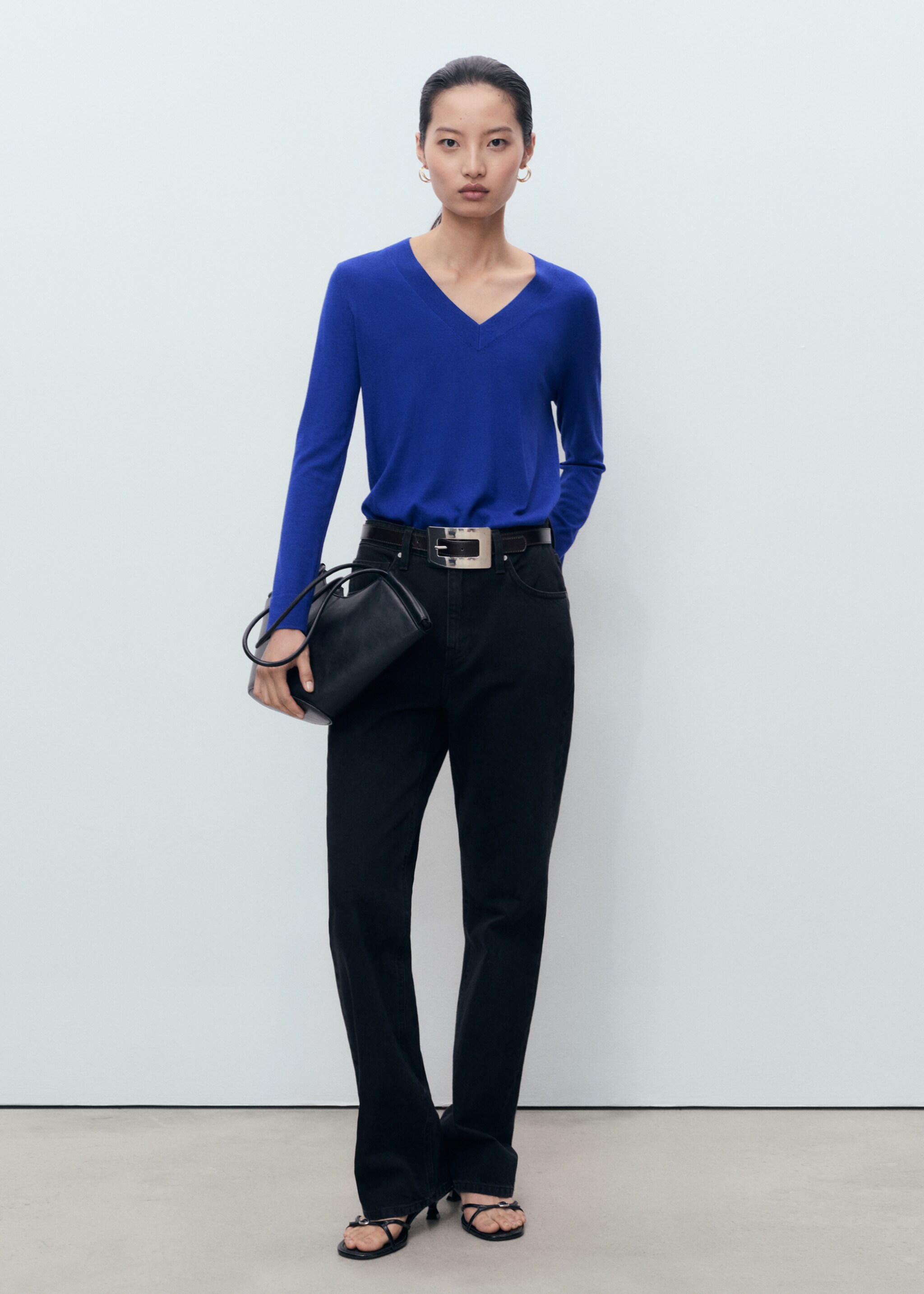 V-neck knit sweater - General plane, Vibrant blue. Ref: 87040433-00.