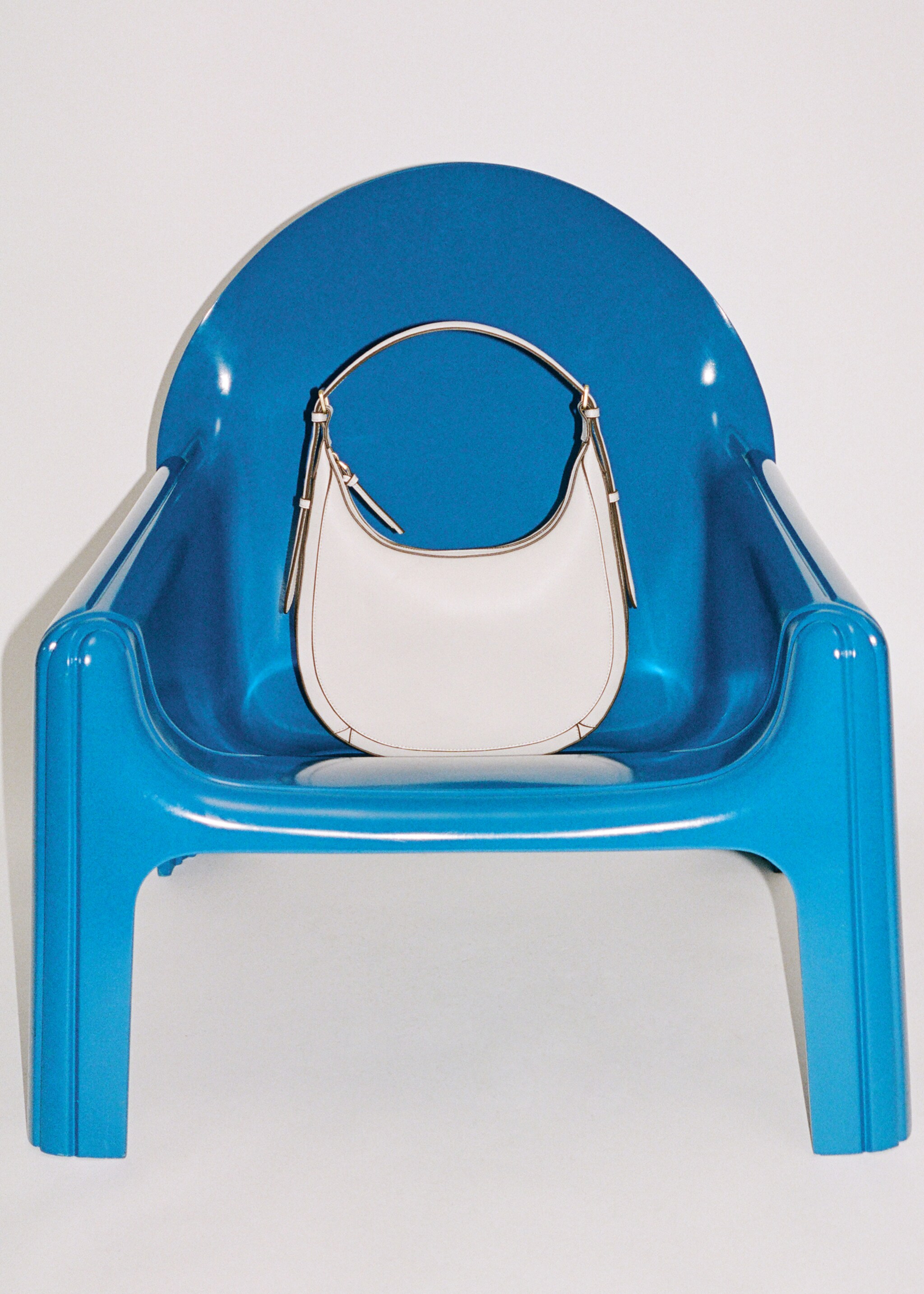 Ovale Schultertasche - Allgemeine Ansicht, Cremeweiß. Ref: 87040445-00.