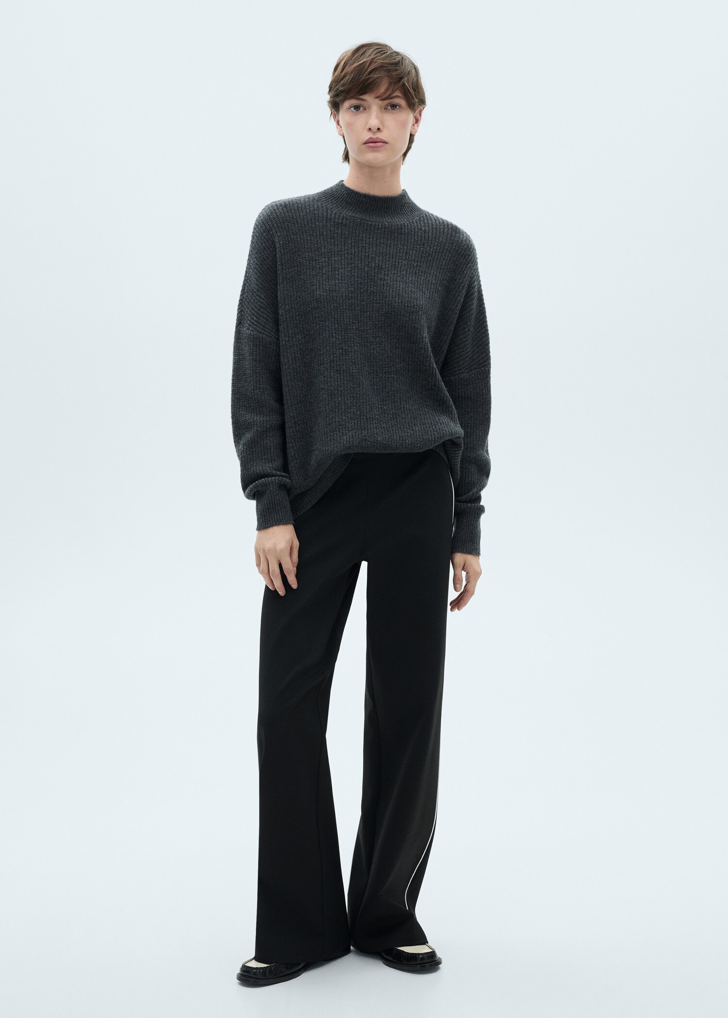 Knitted trousers with contrasting stripes - General plane