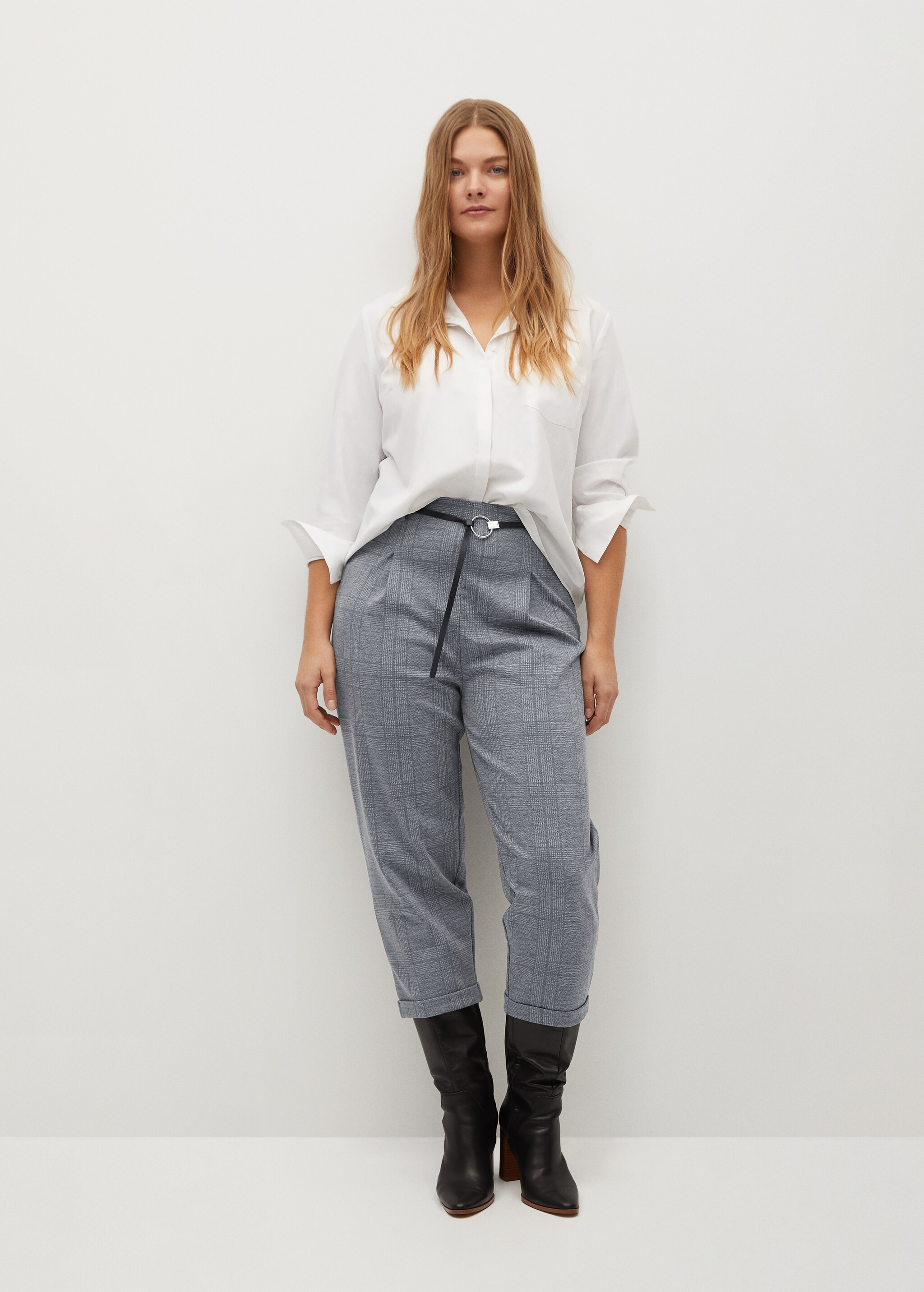 Pantalón cuadros cinturón - Plano general