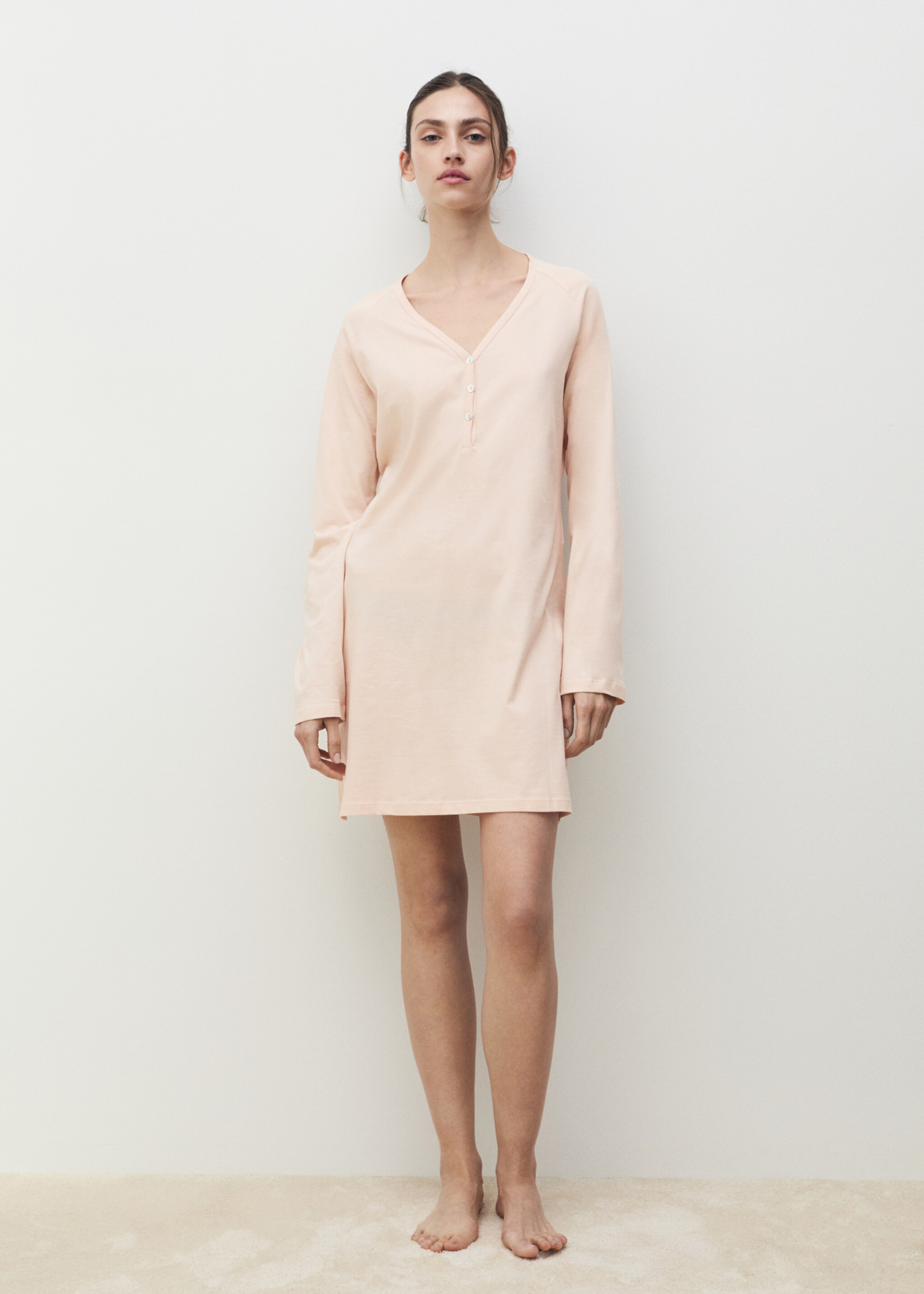 Katoenen nachtjapon met V-hals - Overzichtstekening, Zalm. Ref: 87042901-00.