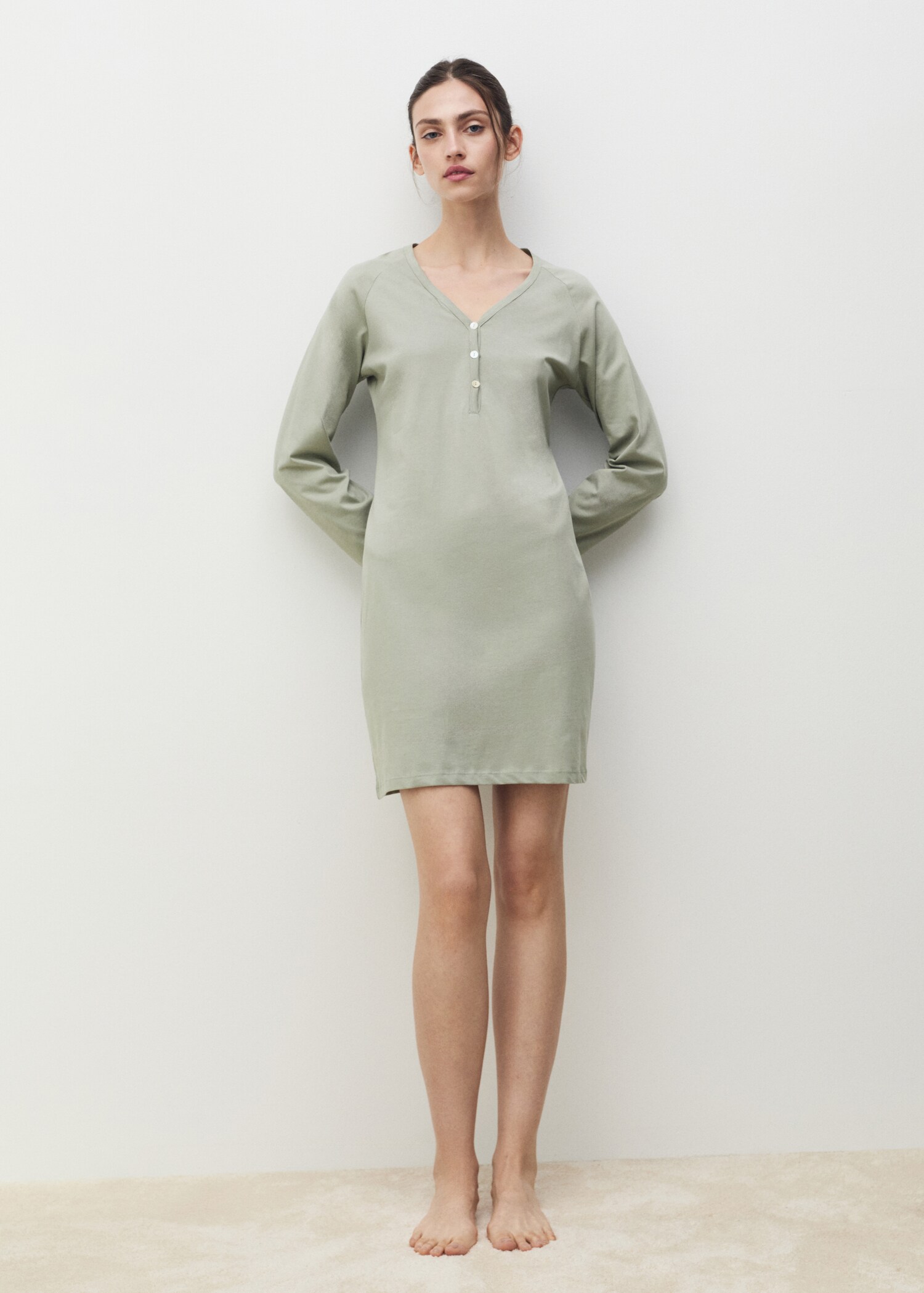 Cotton V-neck nightgown - General plane