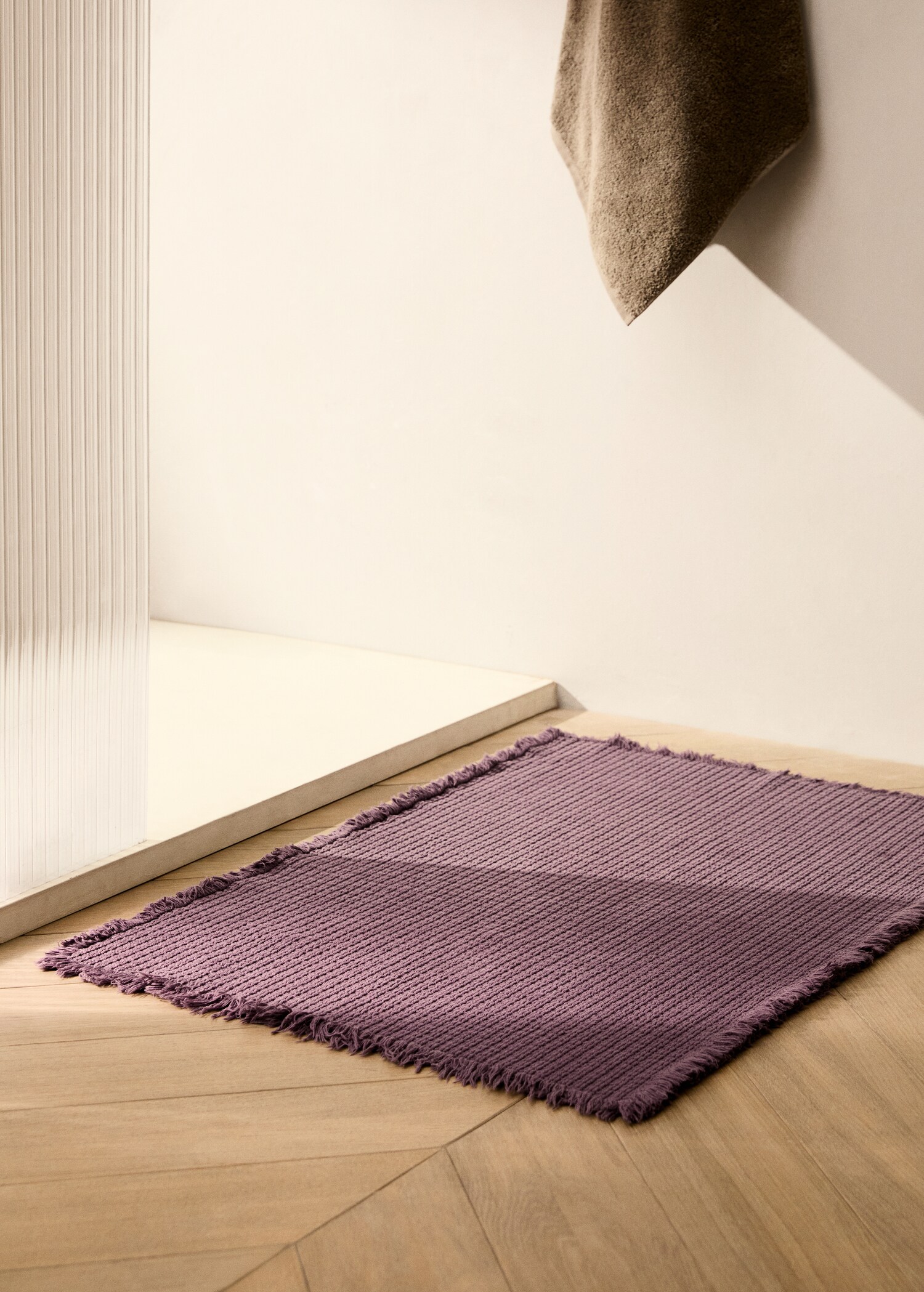 Badkarsmatta med geometriska fransar - Allmän bild