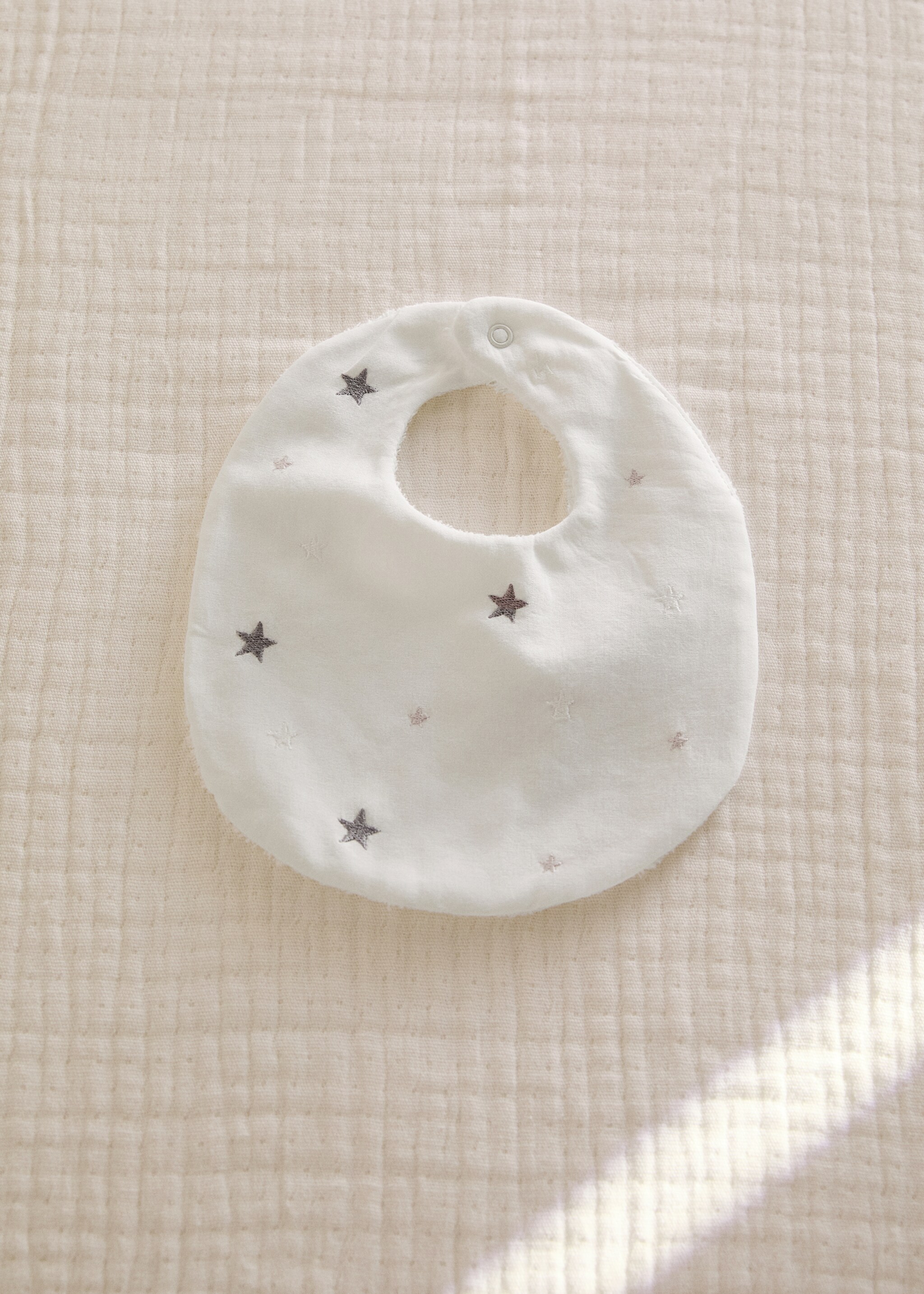 Badstoffen slab met sterretjesborduursel - Overzichtstekening, Wit. Ref: 87043311-00.