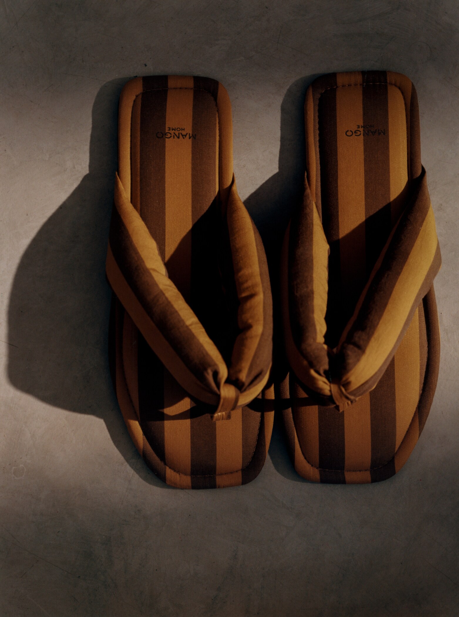 Zehentrenner-Hausschuhe mit gewebtem Streifen - Allgemeine Ansicht