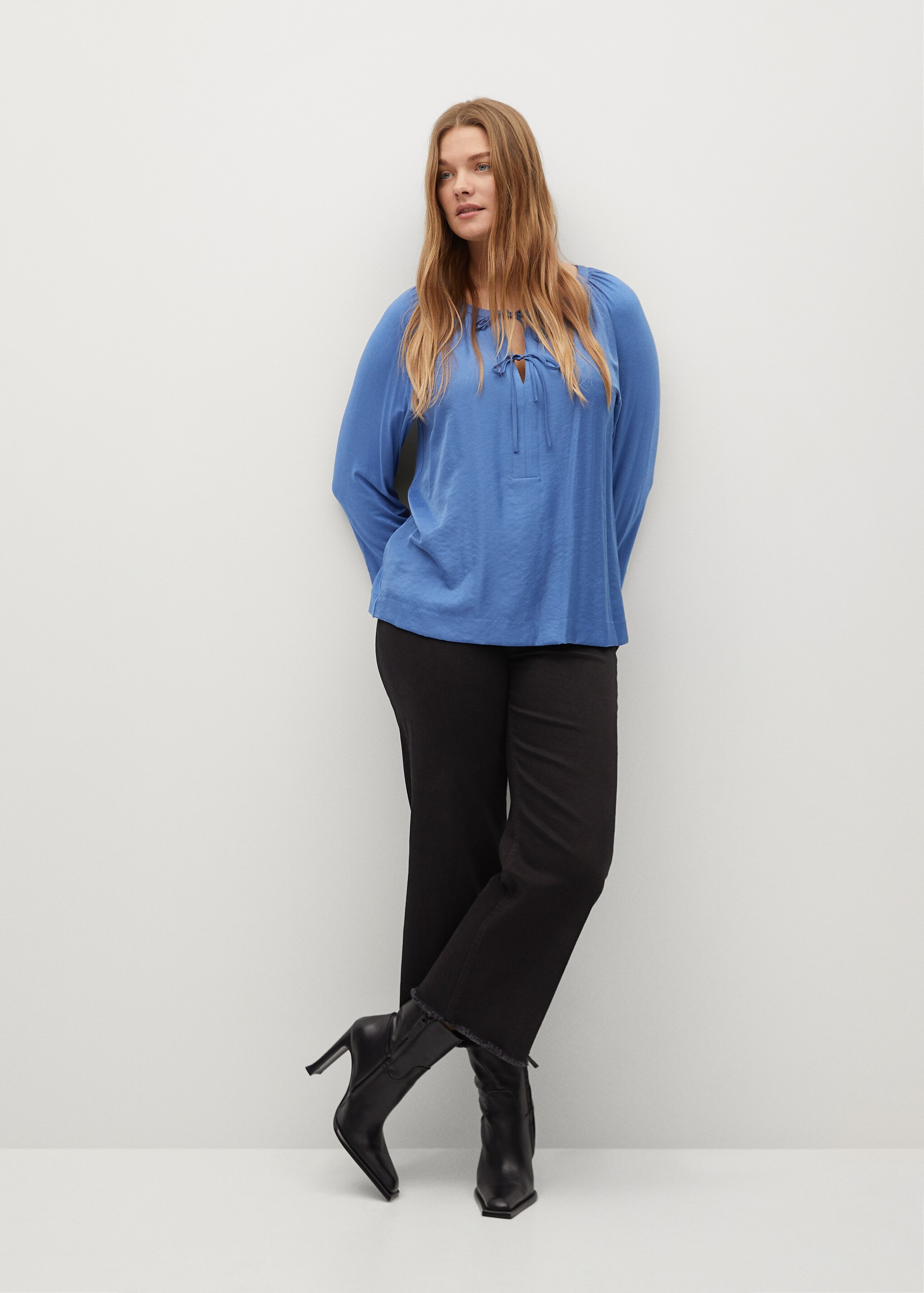 Long-sleeved t-shirt with bows - General plane