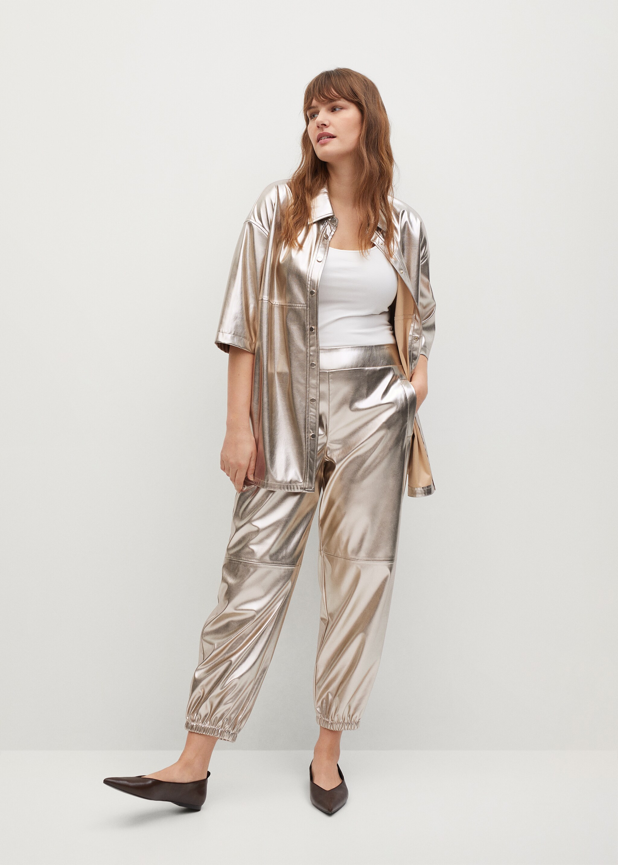 Pantalón jogger acabado metalizado - Plano general