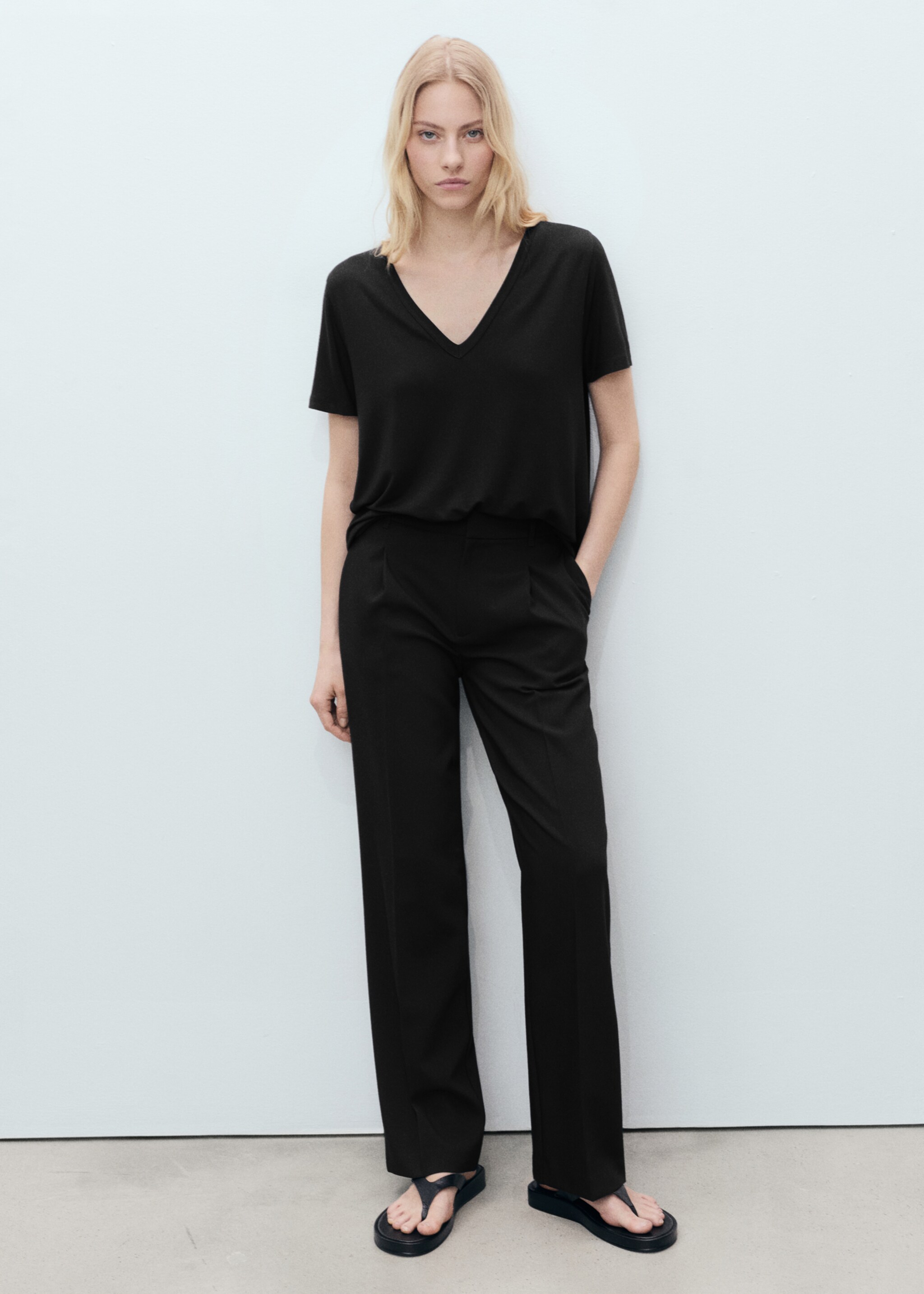 V-neck T-shirt - General plane, Black. Ref: 87044080-00.