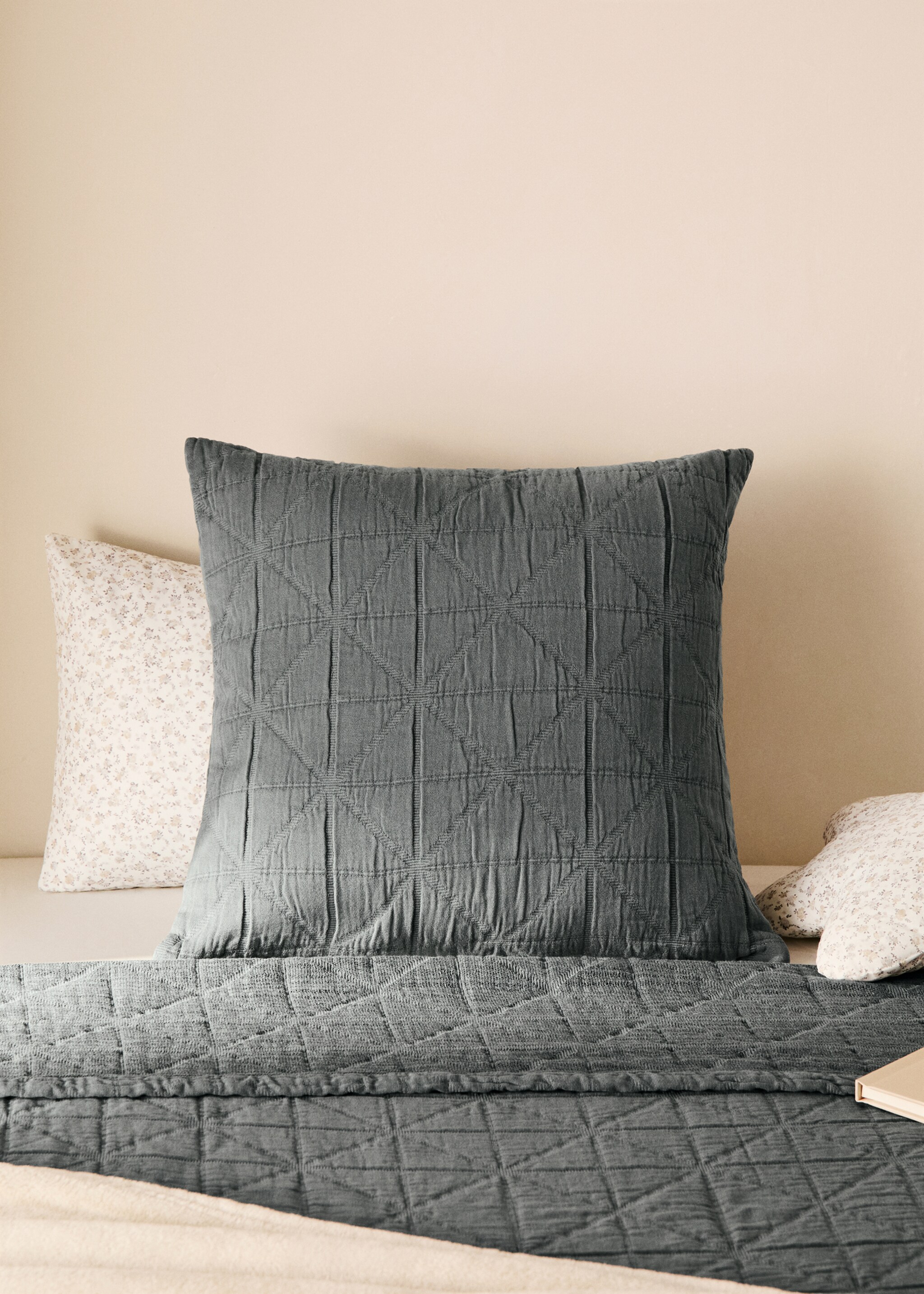 Funda cojín cama infantil algodón garment-dyed jacquard rombos 40x40 cm - Plano general, Gris. Ref: 87044083-00.