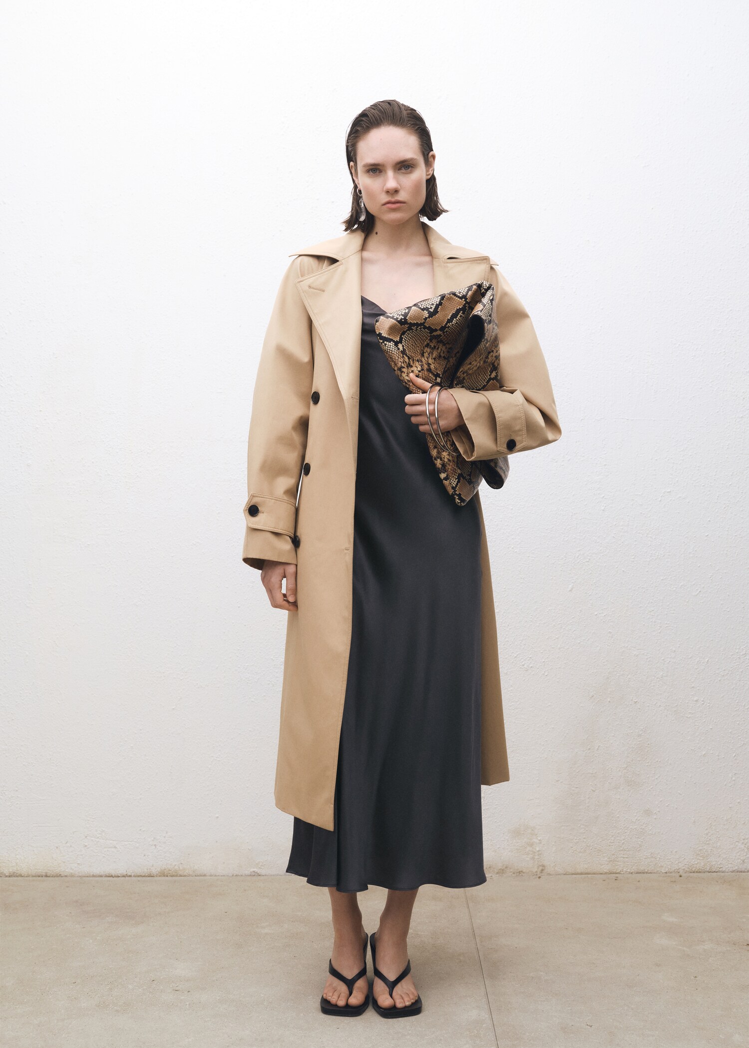 Seidenkleid mit drapiertem Ausschnitt - Allgemeine Ansicht