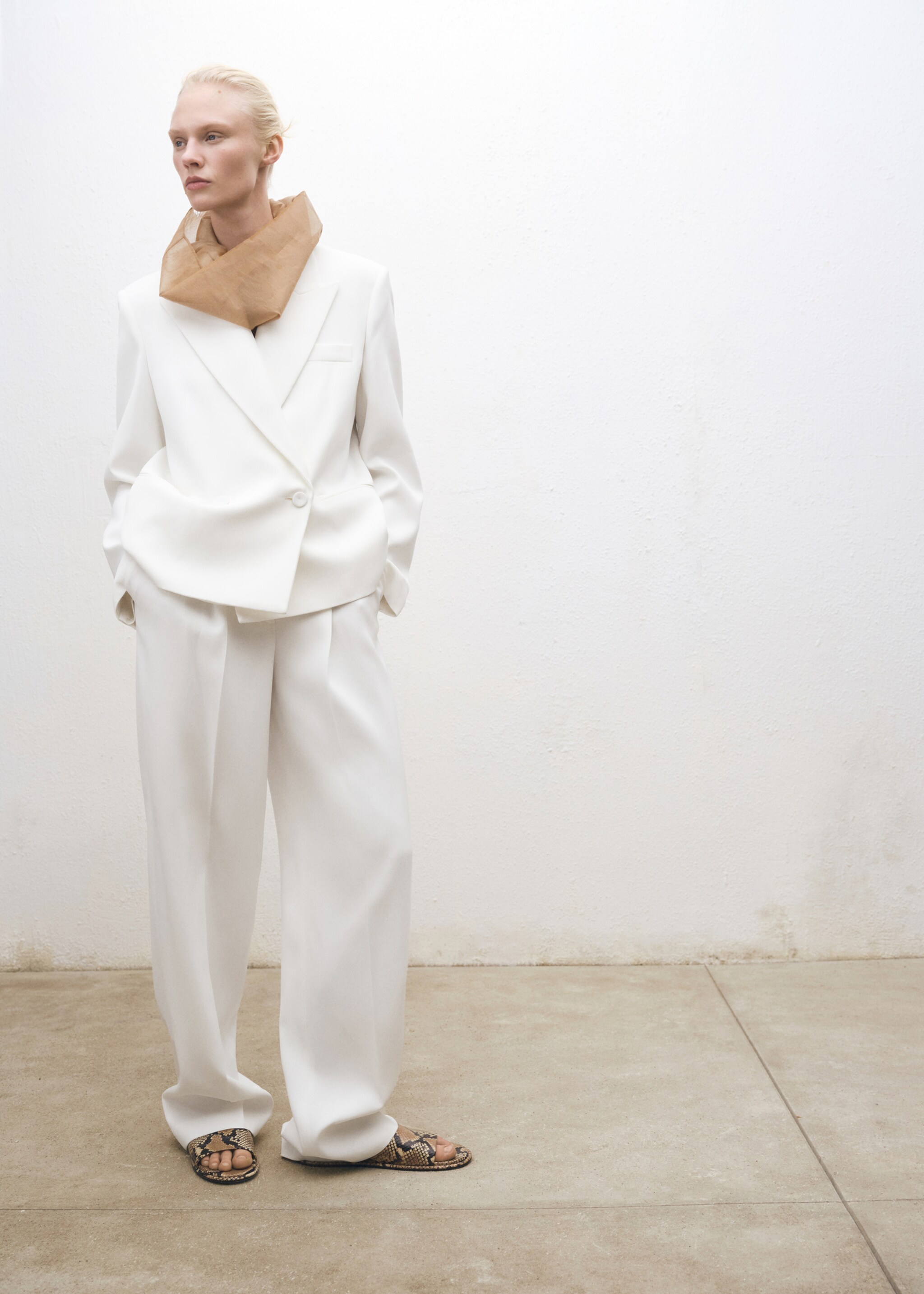 Wideleg suit trousers - Plan général, Blanc. Ref: 87044420-00.