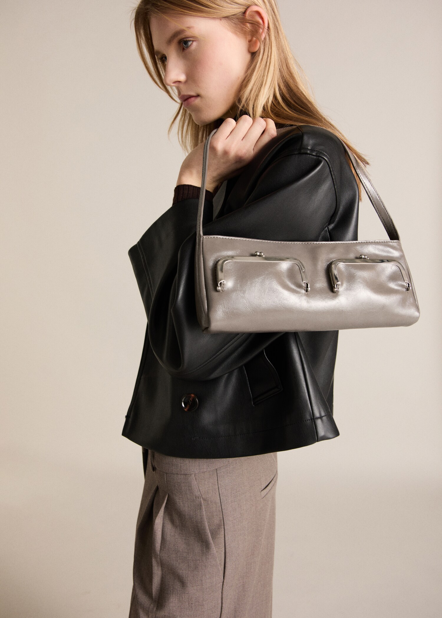 Shoulder bag with pochette pockets - General plane
